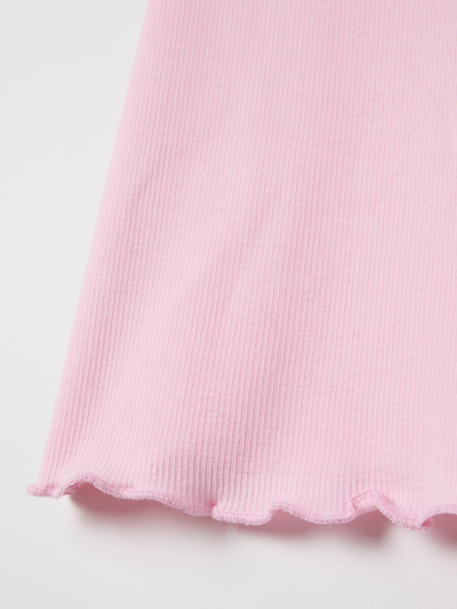 Pink ribbed T-shirt with wavy edging_3