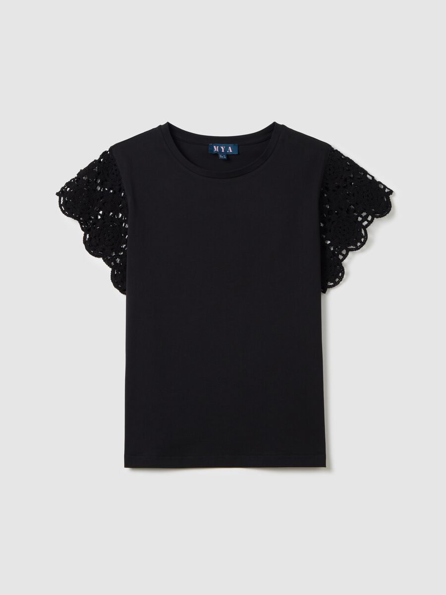 Curvy black T-shirt with crochet sleeves_4