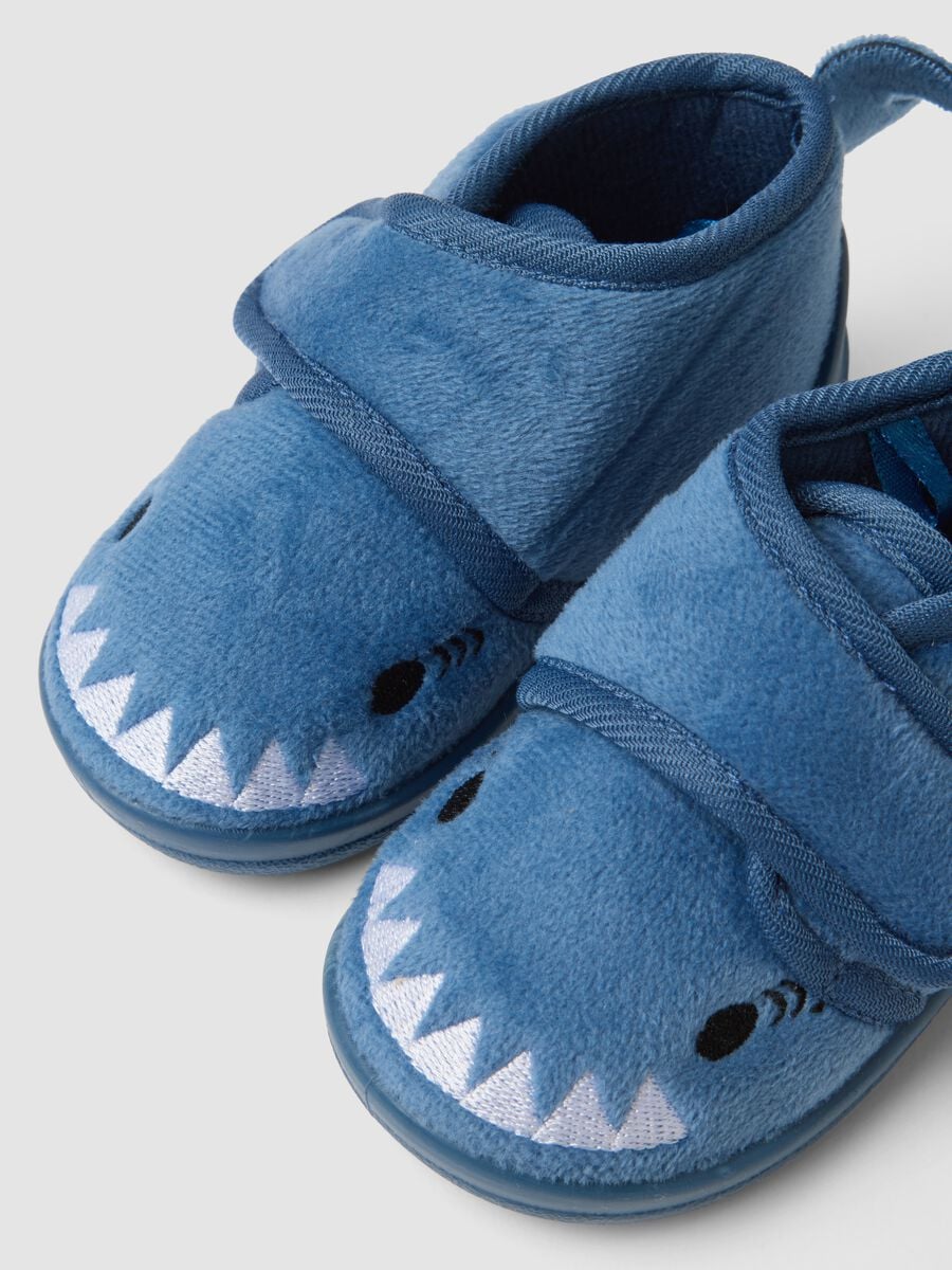 Pantofole blu a squalo con chiusura a strappo_1