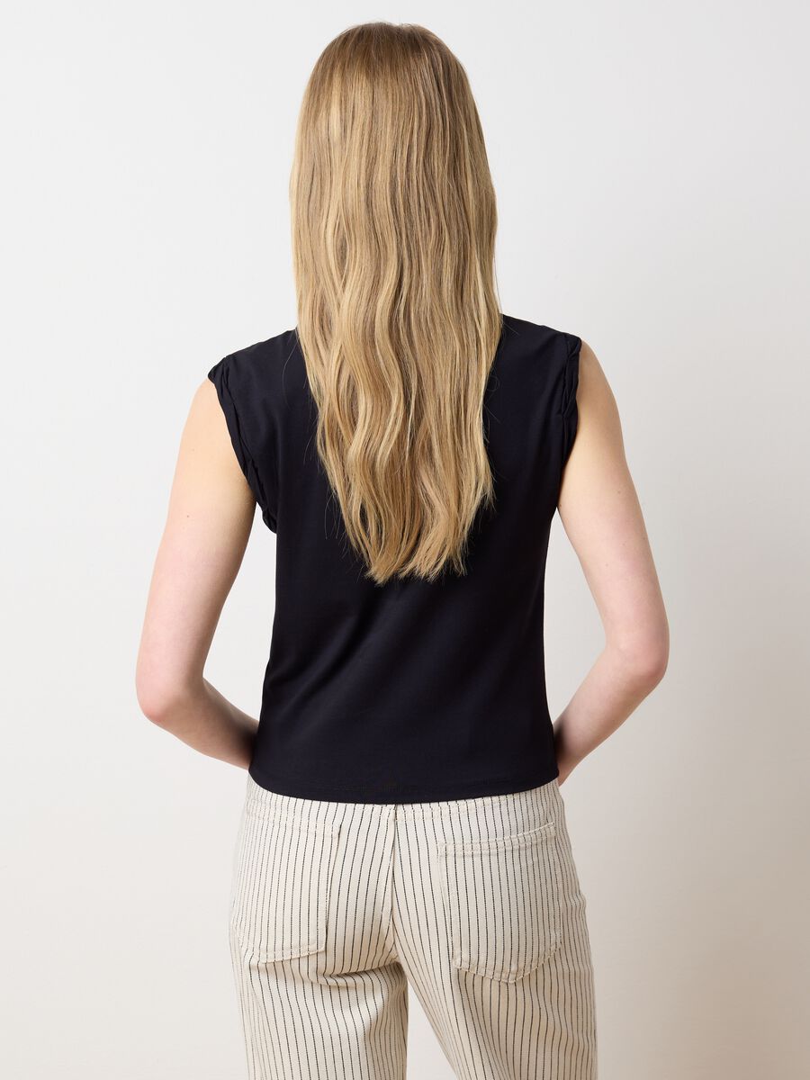 Black vest with rolled detail_3