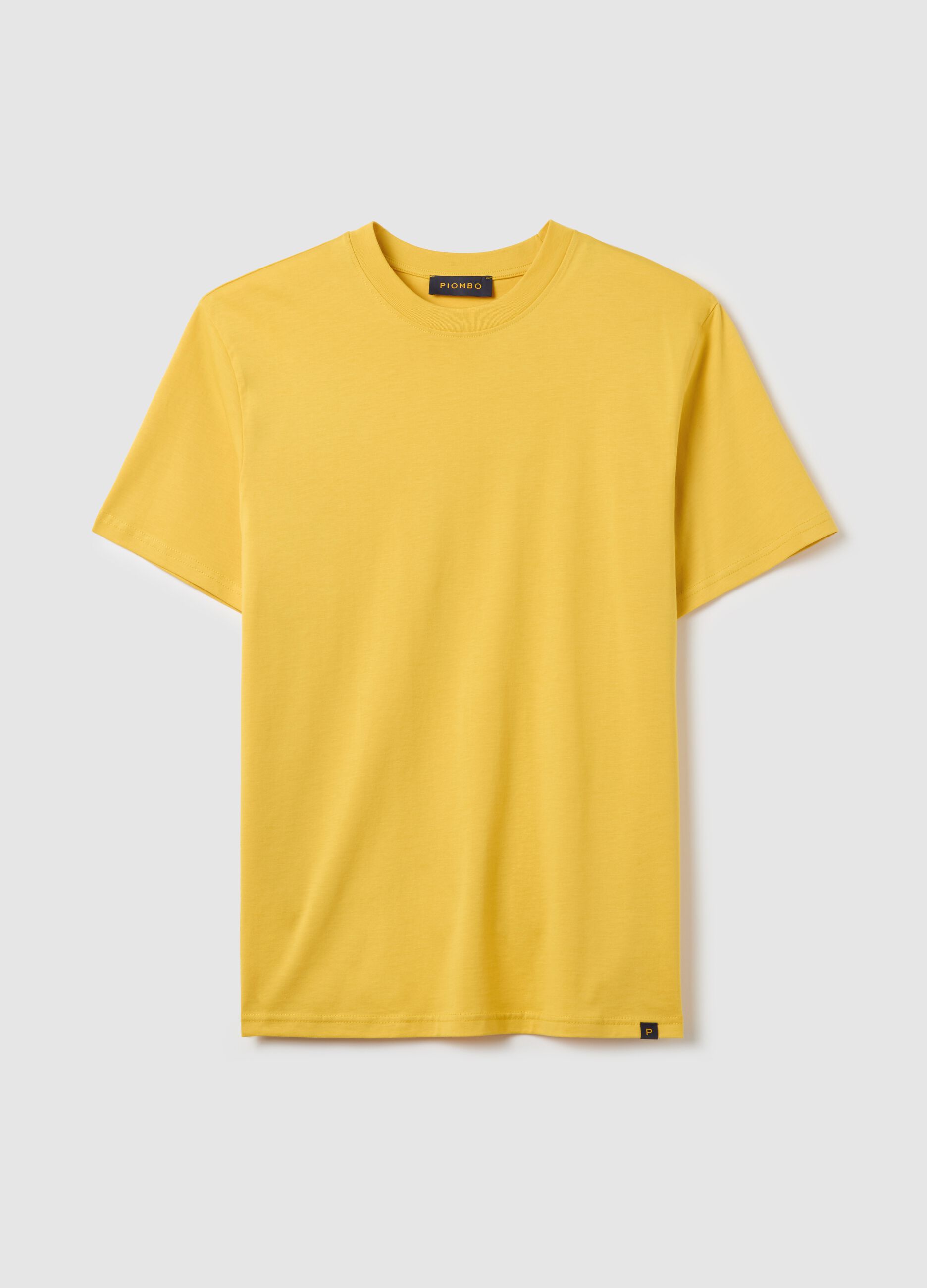 Plain cotton T-shirt with round neck.