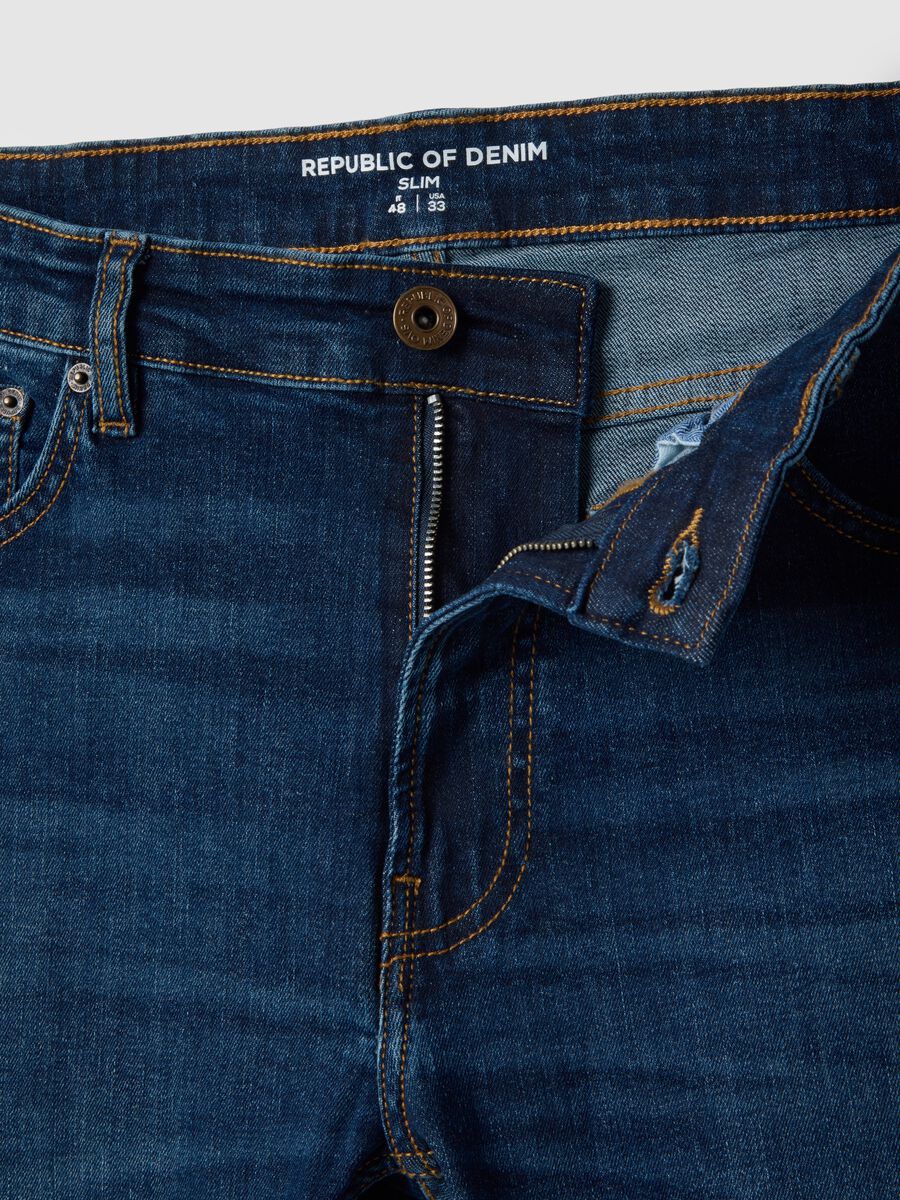 Jeans in cotone elasticizzato blu slim fit con cinque tasche_5