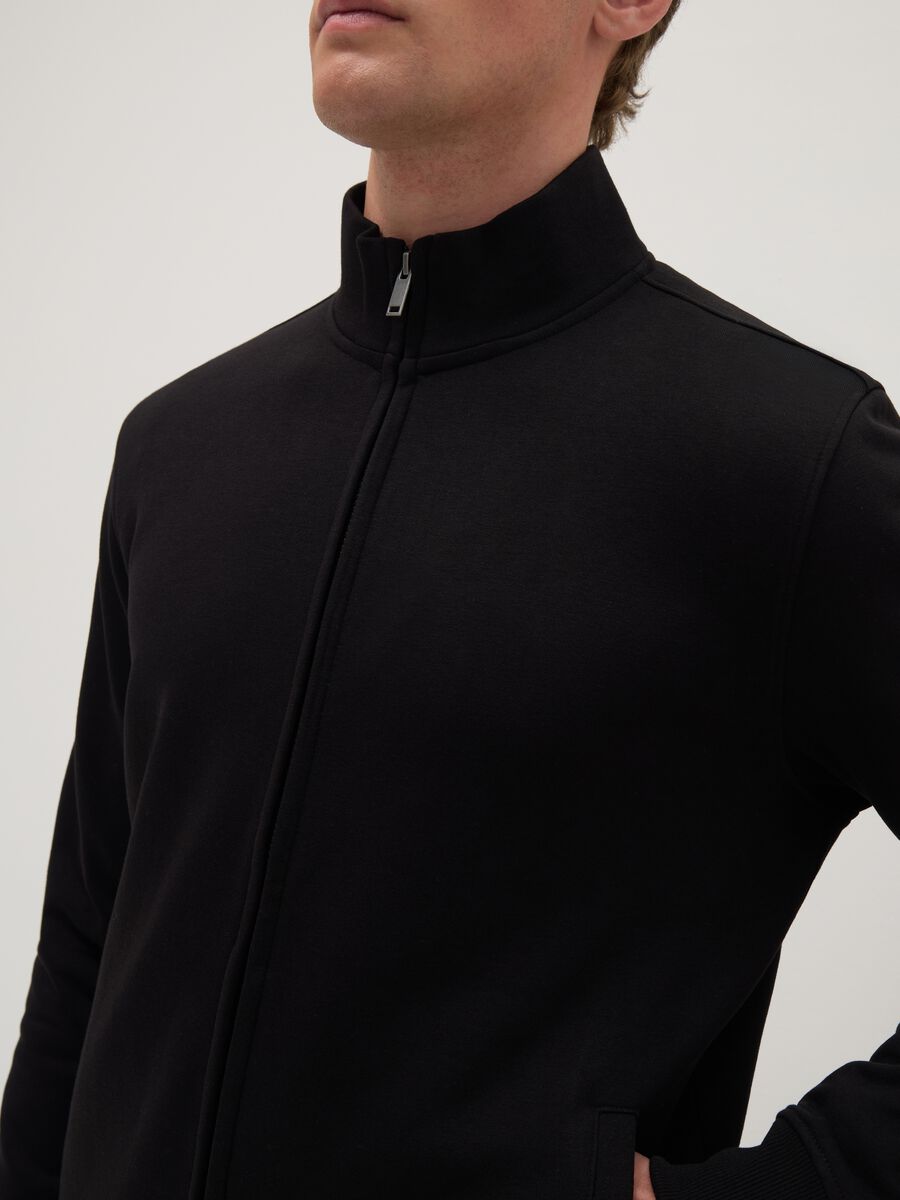 Black cotton-blend regular fit hoodie with full zip_3