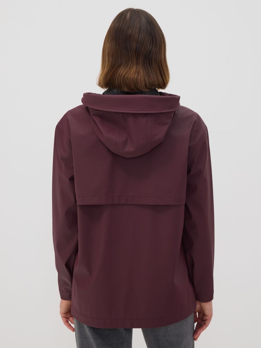 Giacca antipioggia rossa con zip e cappuccio_2