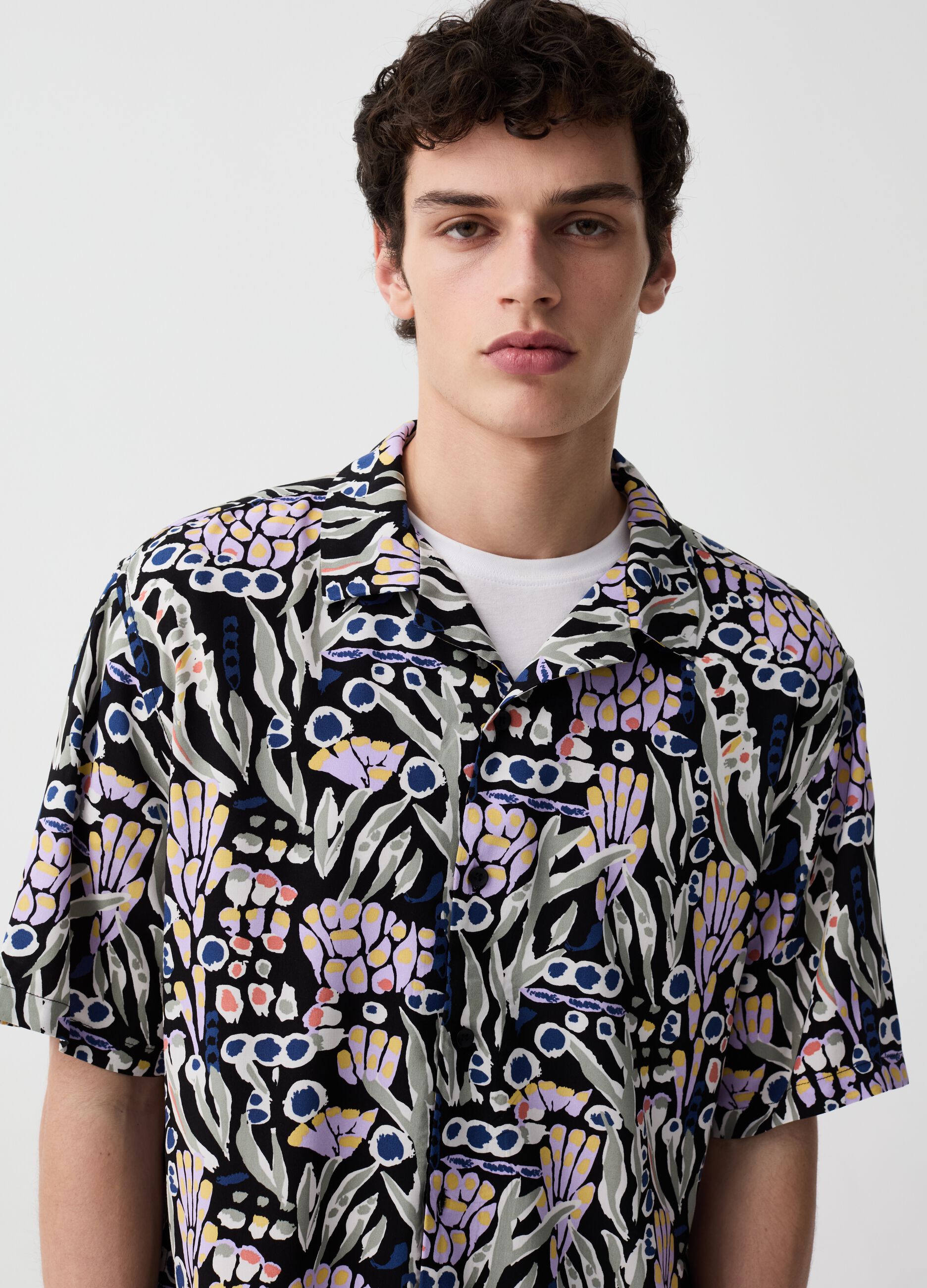 Short-sleeved shirt with floral print