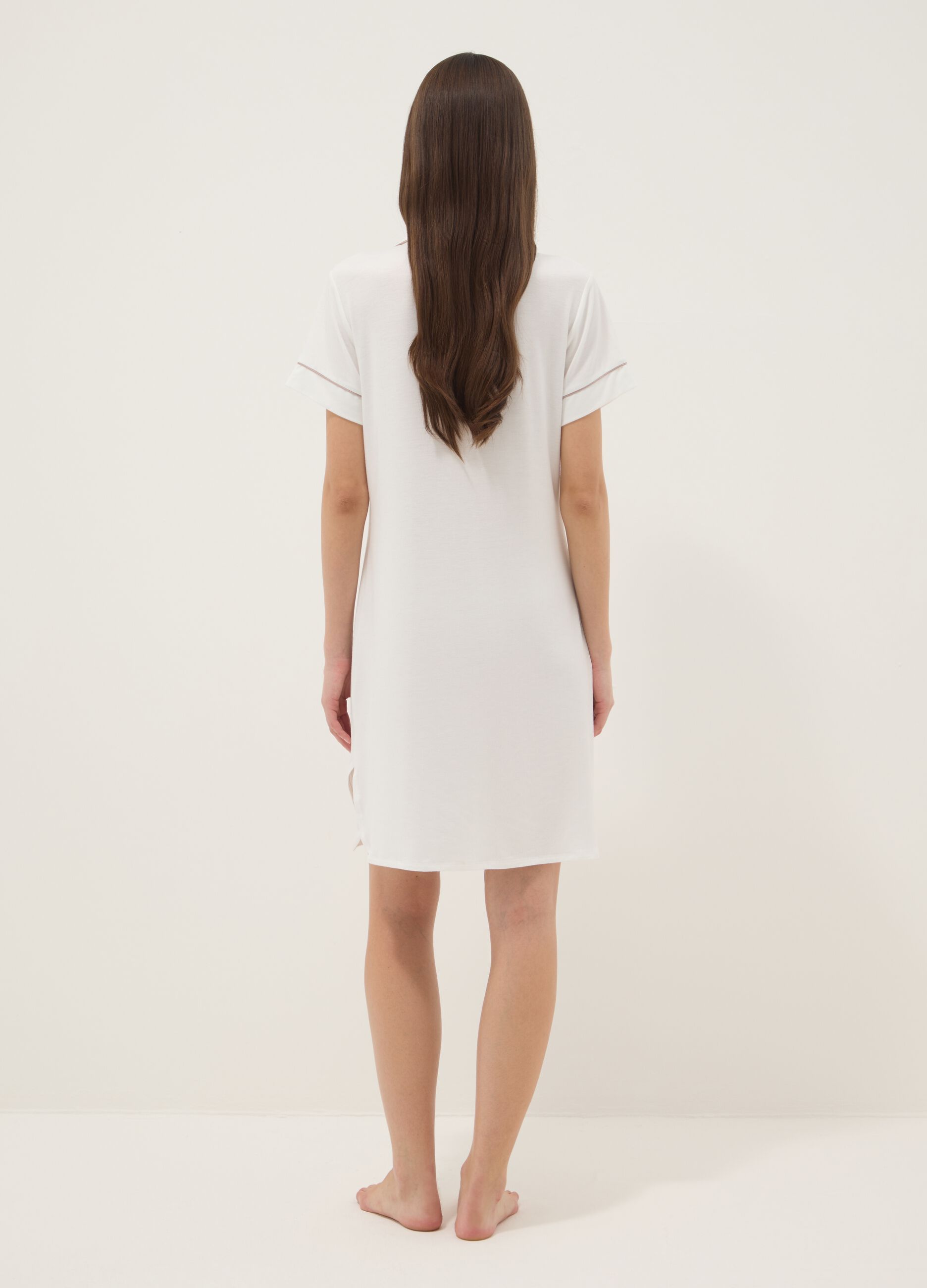 Camicia da notte in misto viscosa elasticizzata bianca con collo a V