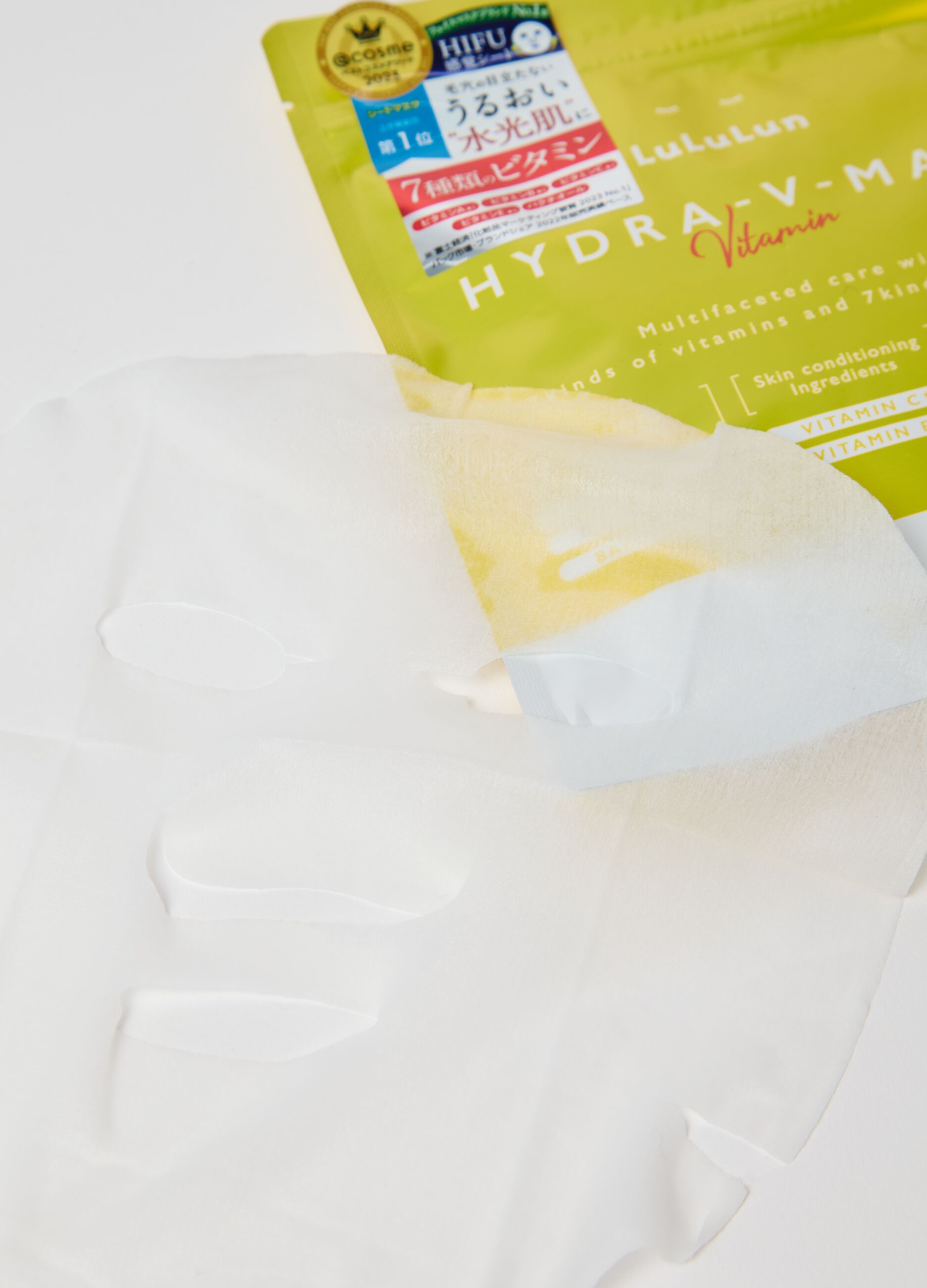 Fabric mask that increases radiance and improves elasticity. Pamper your skin with these high-quality Japanese fabric masks available in a re-sealable pack of 7 masks!
