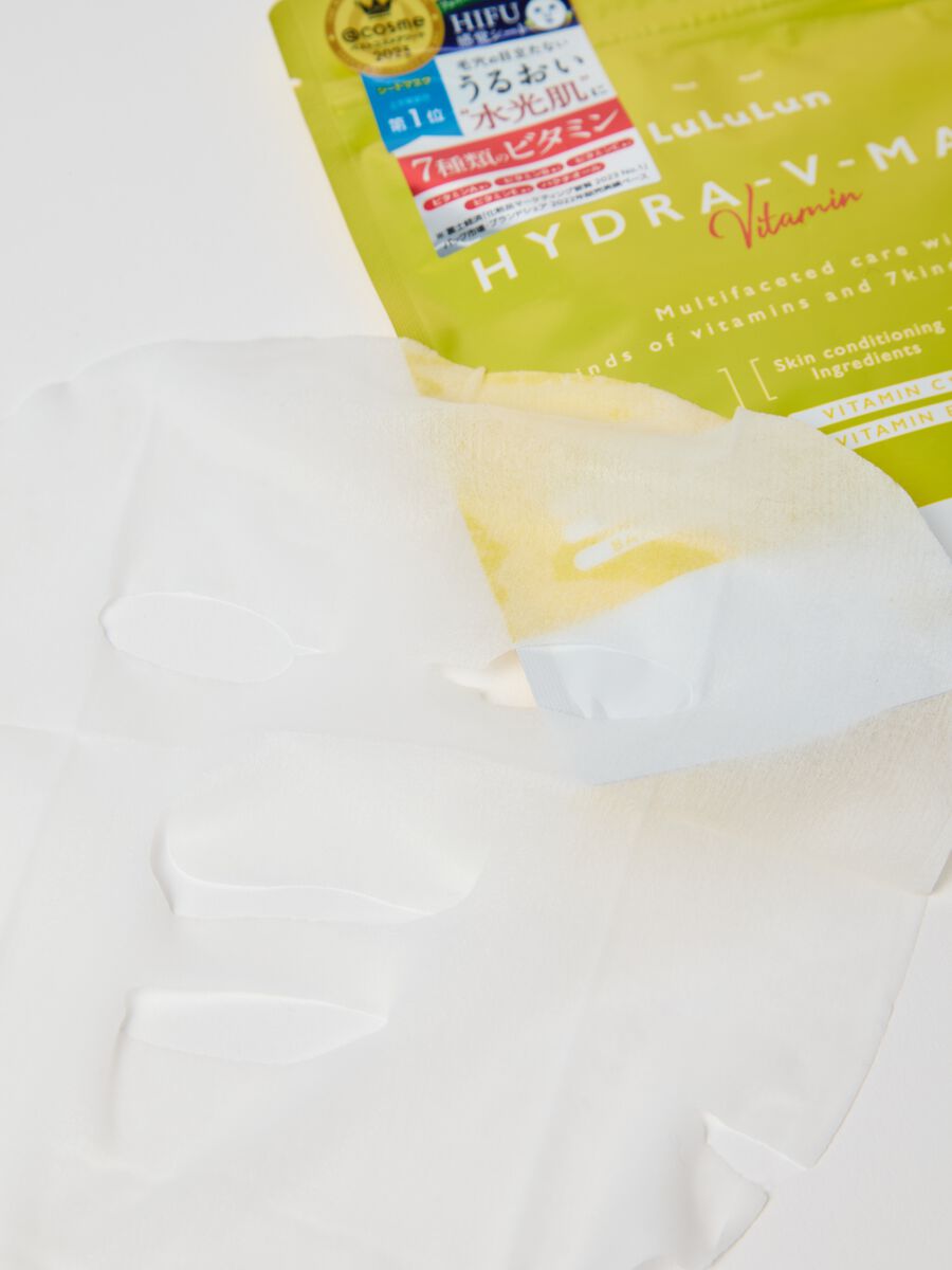 Fabric mask that increases radiance and improves elasticity. Pamper your skin with these high-quality Japanese fabric masks available in a re-sealable pack of 7 masks!_2