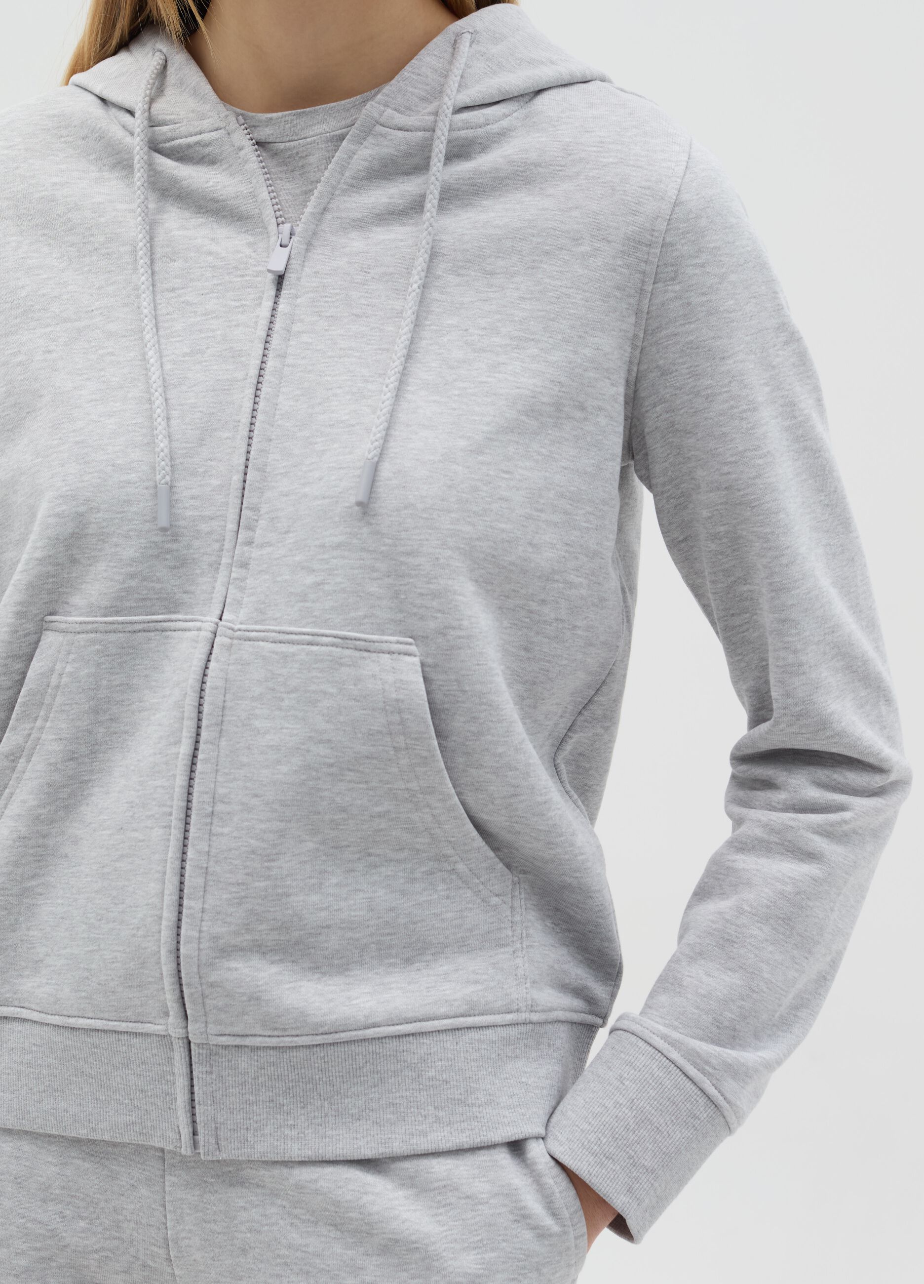 Essential full-zip sweatshirt with hood