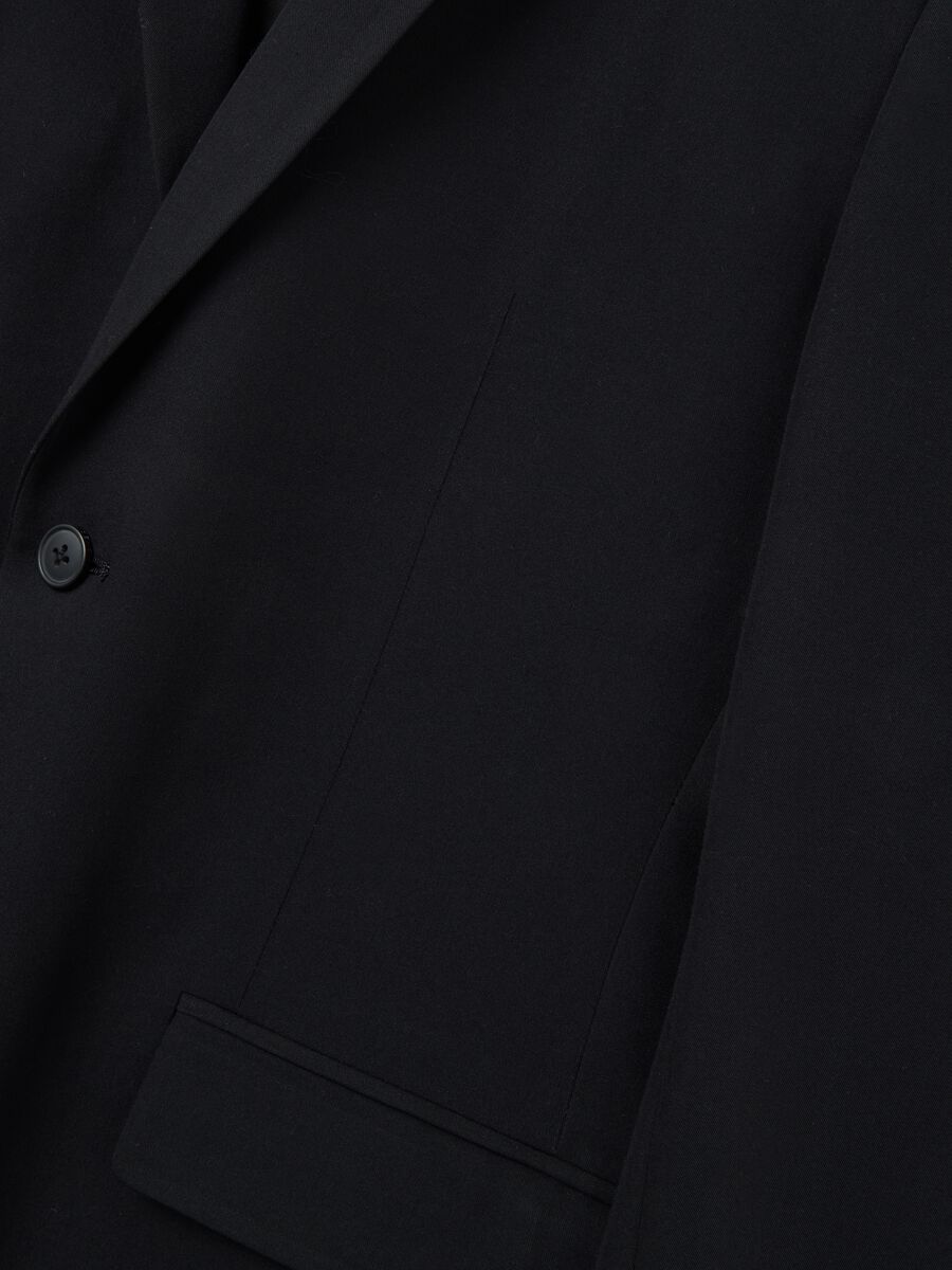 Black slim fit blazer with button closure_5
