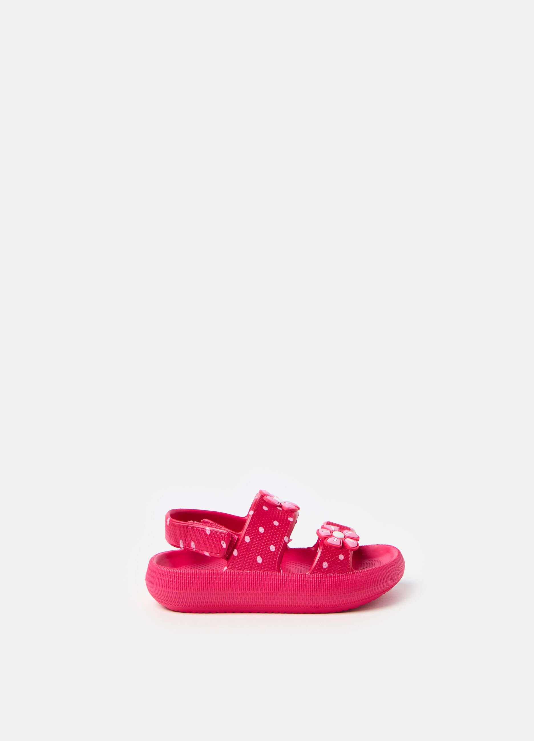 Thong sandals with small flowers