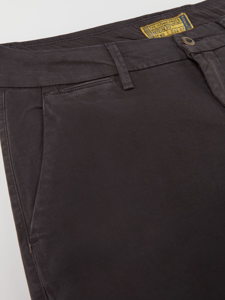 Regular-fit chino trousers in stretch cotton_5