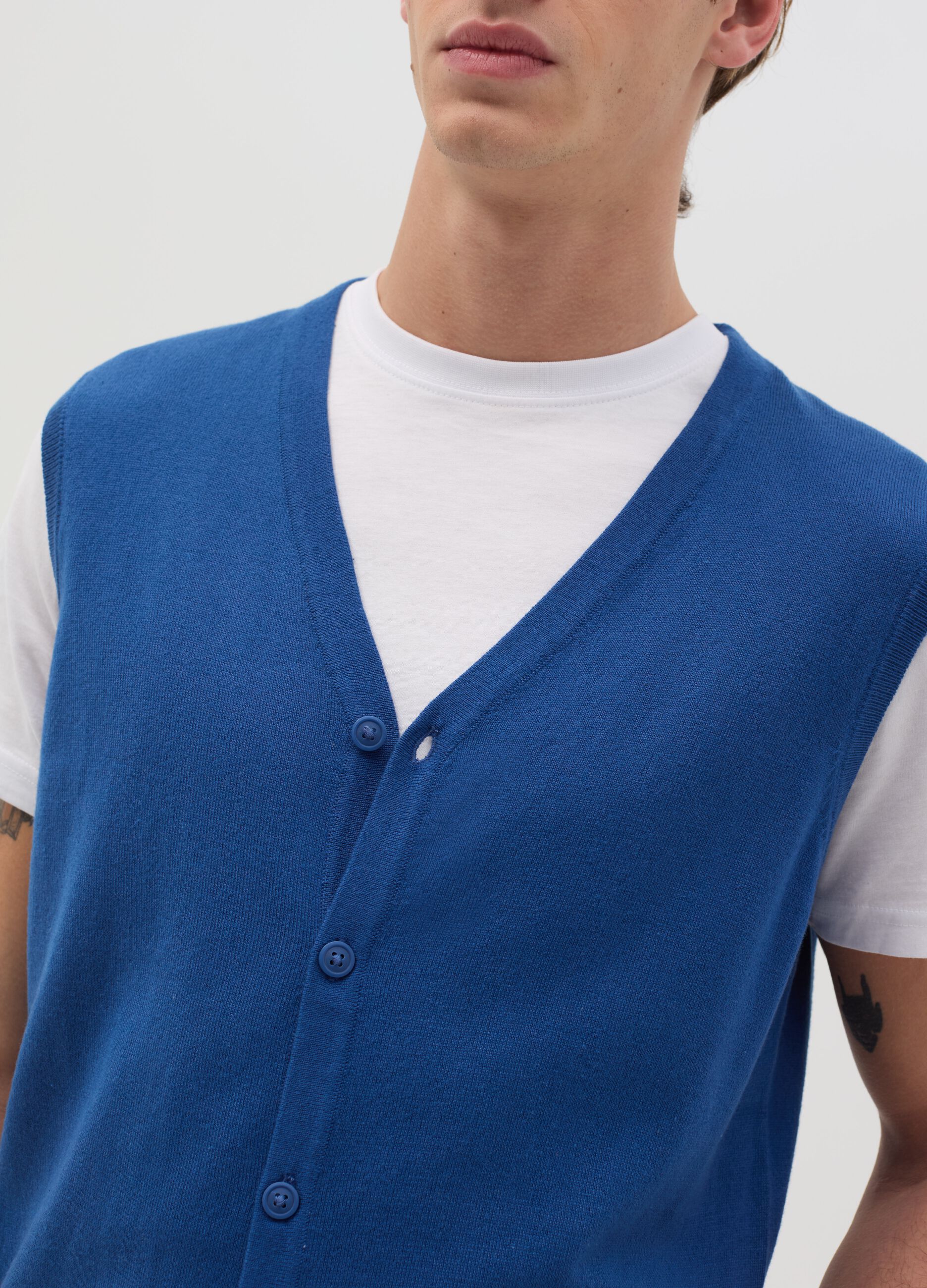 Gilet con scollo a V e bottoni
