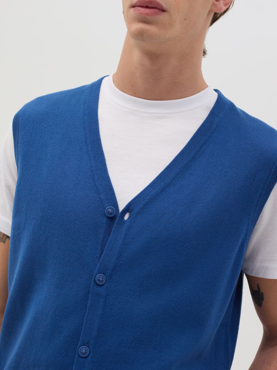 Gilet with V neck and buttons_2