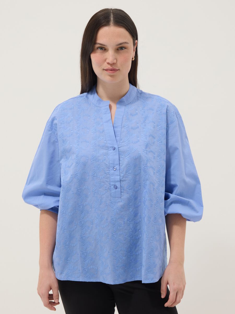 Camicia azzurra in puro cotone con ricami_1