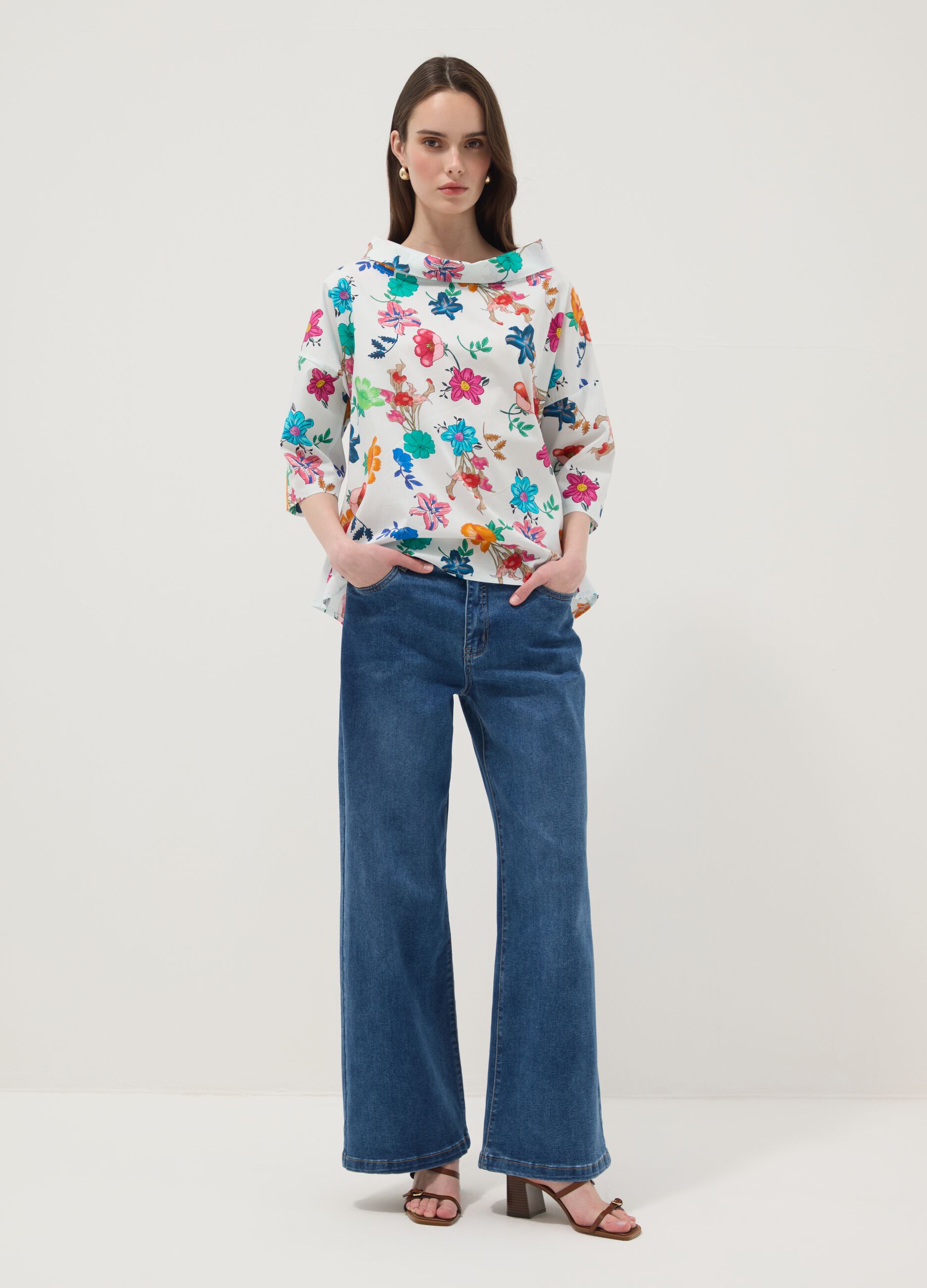 White stretch cotton top with floral print, regular fit