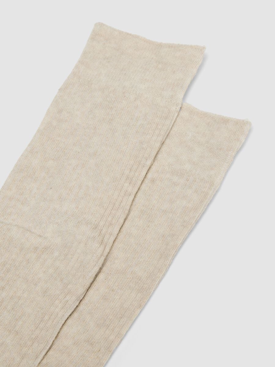 Beige ribbed knee-high socks in organic cotton blend_2