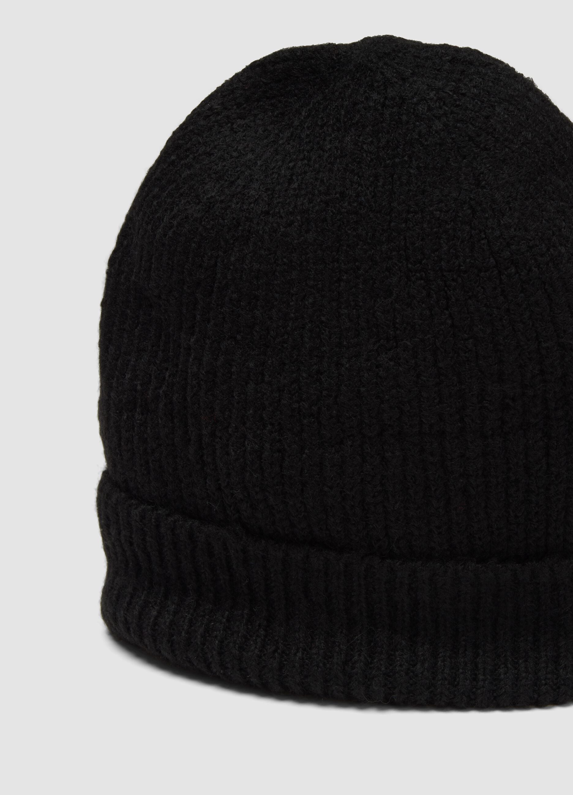 Cappello nero a coste in tessuto elasticizzato