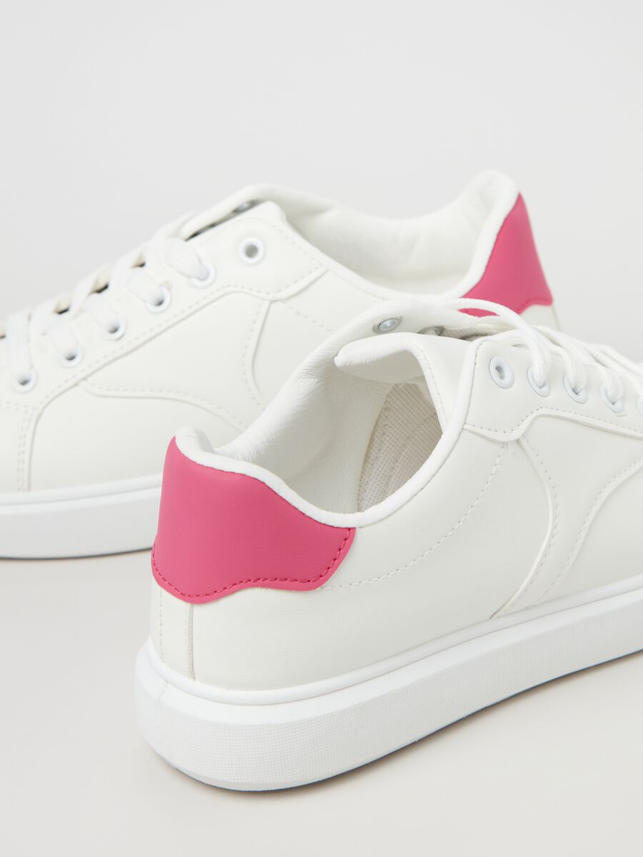 Sneakers con tallone a contrasto_1