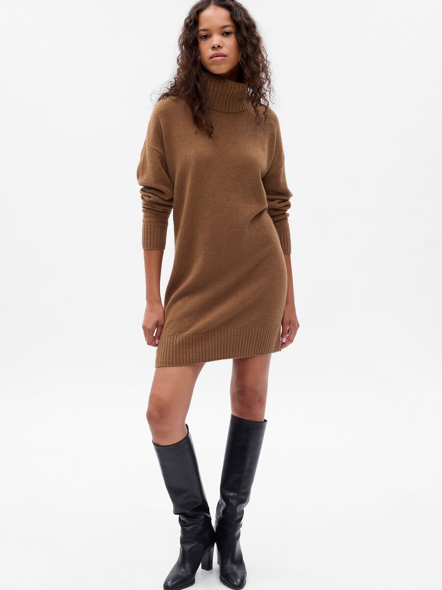 Abito corto oversize con collo alto_0
