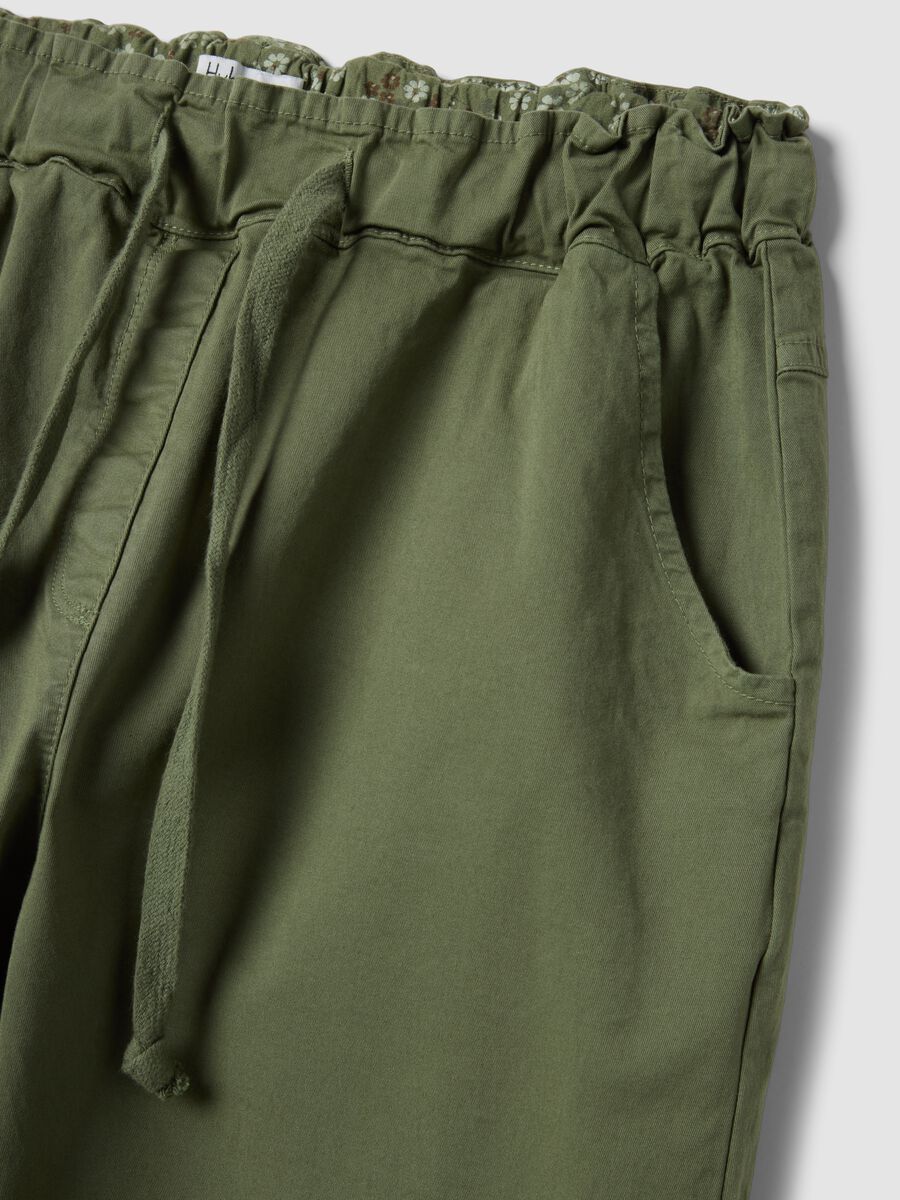 Pantaloni verdi in cotone elasticizzato con coulisse_5
