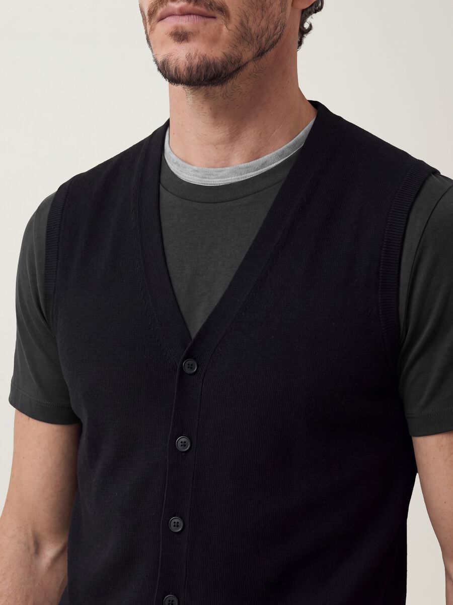 Black viscose-blend waistcoat with deep V-neck, regular fit_2