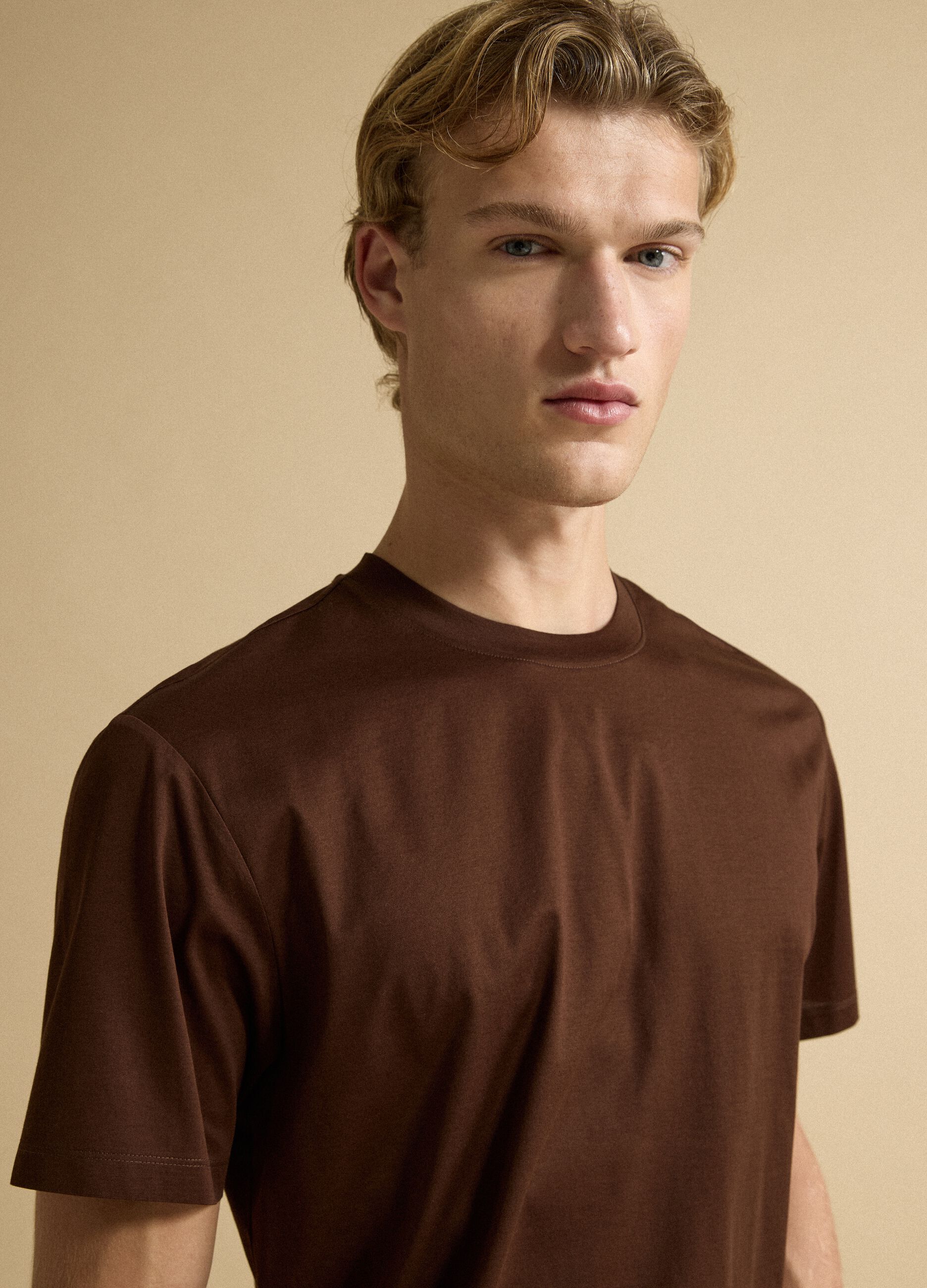 T-shirt marrone in jersey di puro cotone con girocollo relaxed fit