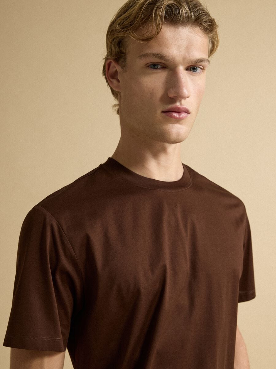 T-shirt marrone in jersey di puro cotone con girocollo relaxed fit_0