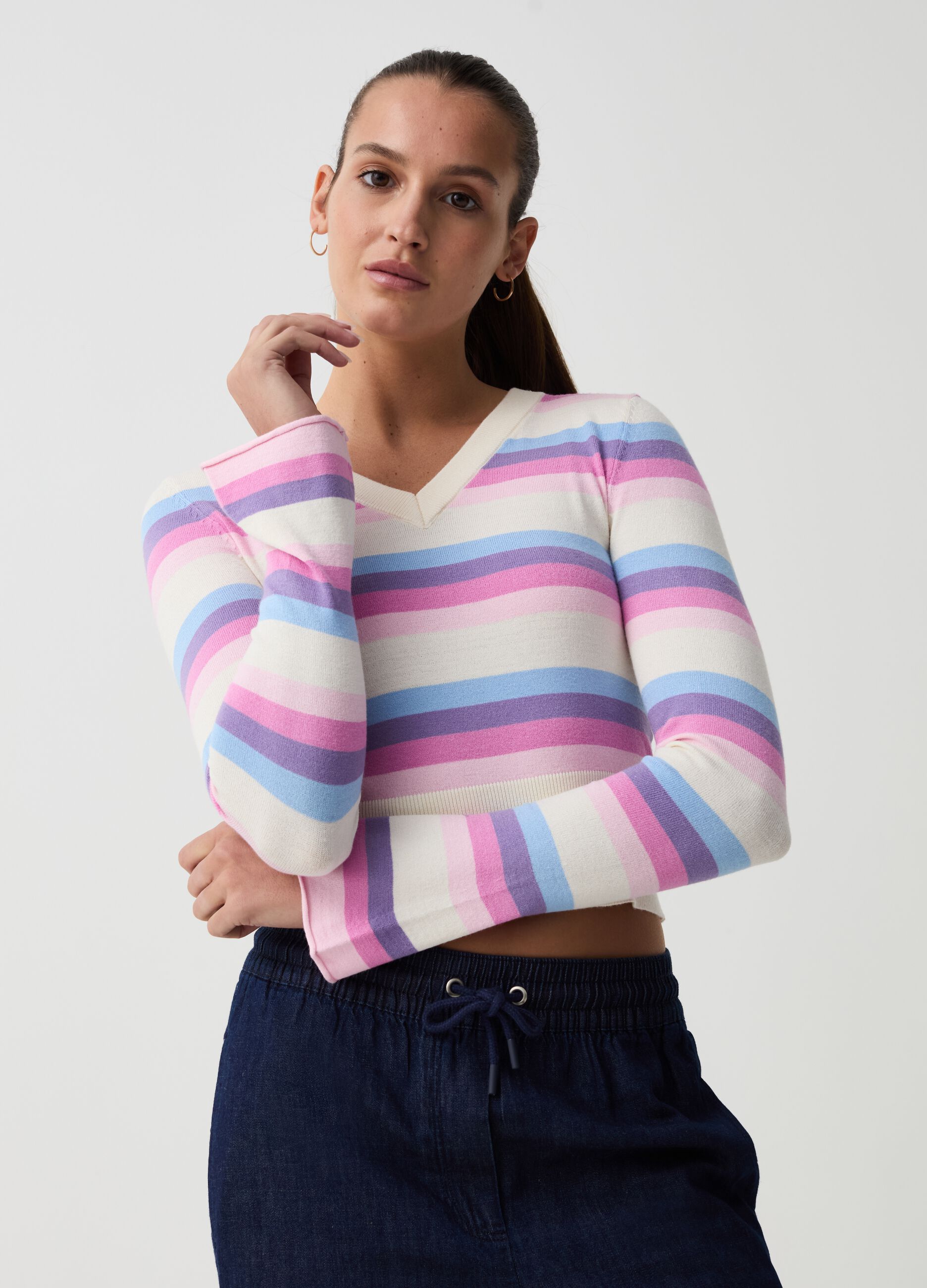 Pullover a righe con scollo a V