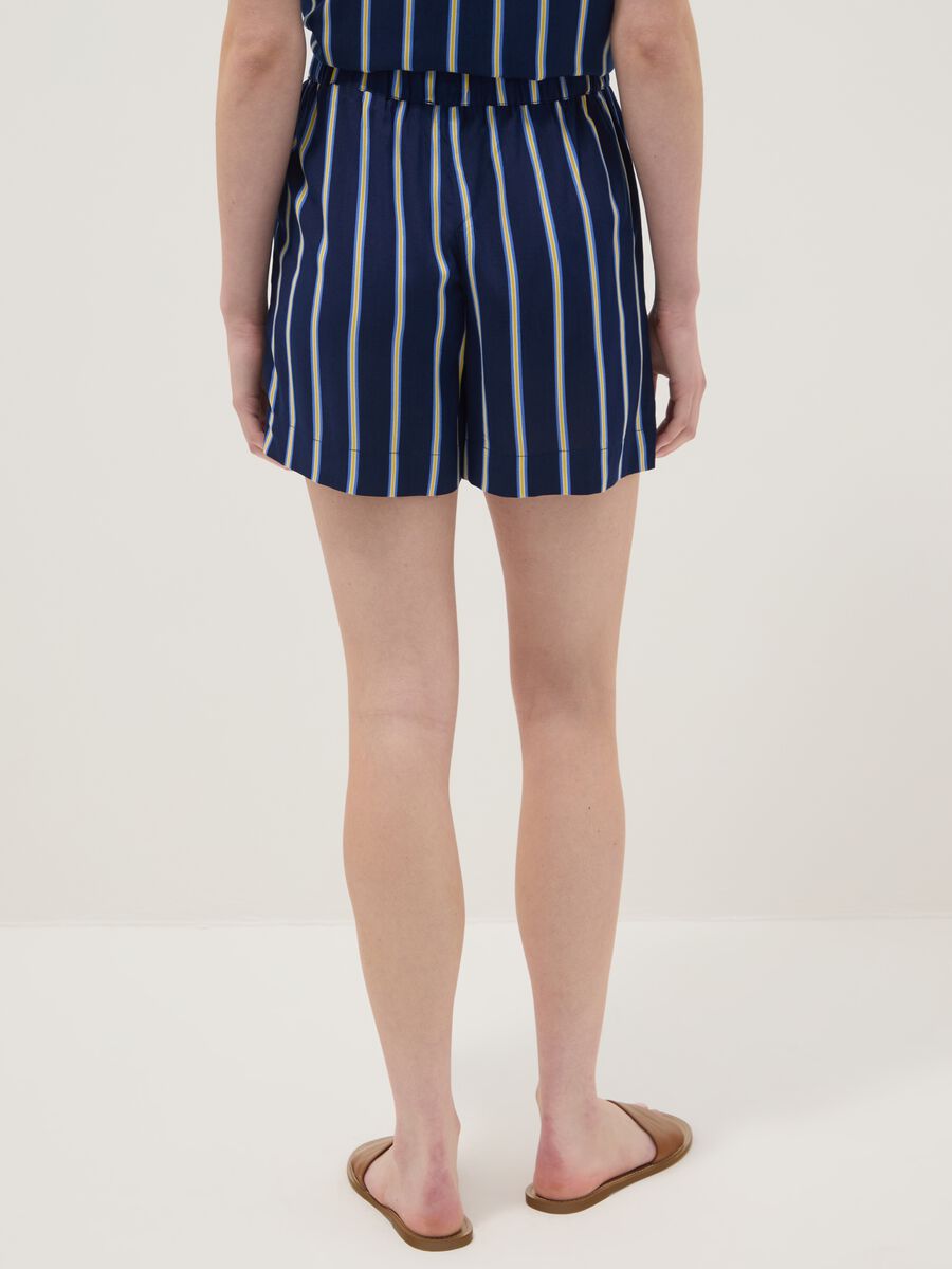Shorts blu a righe in pura viscosa_2