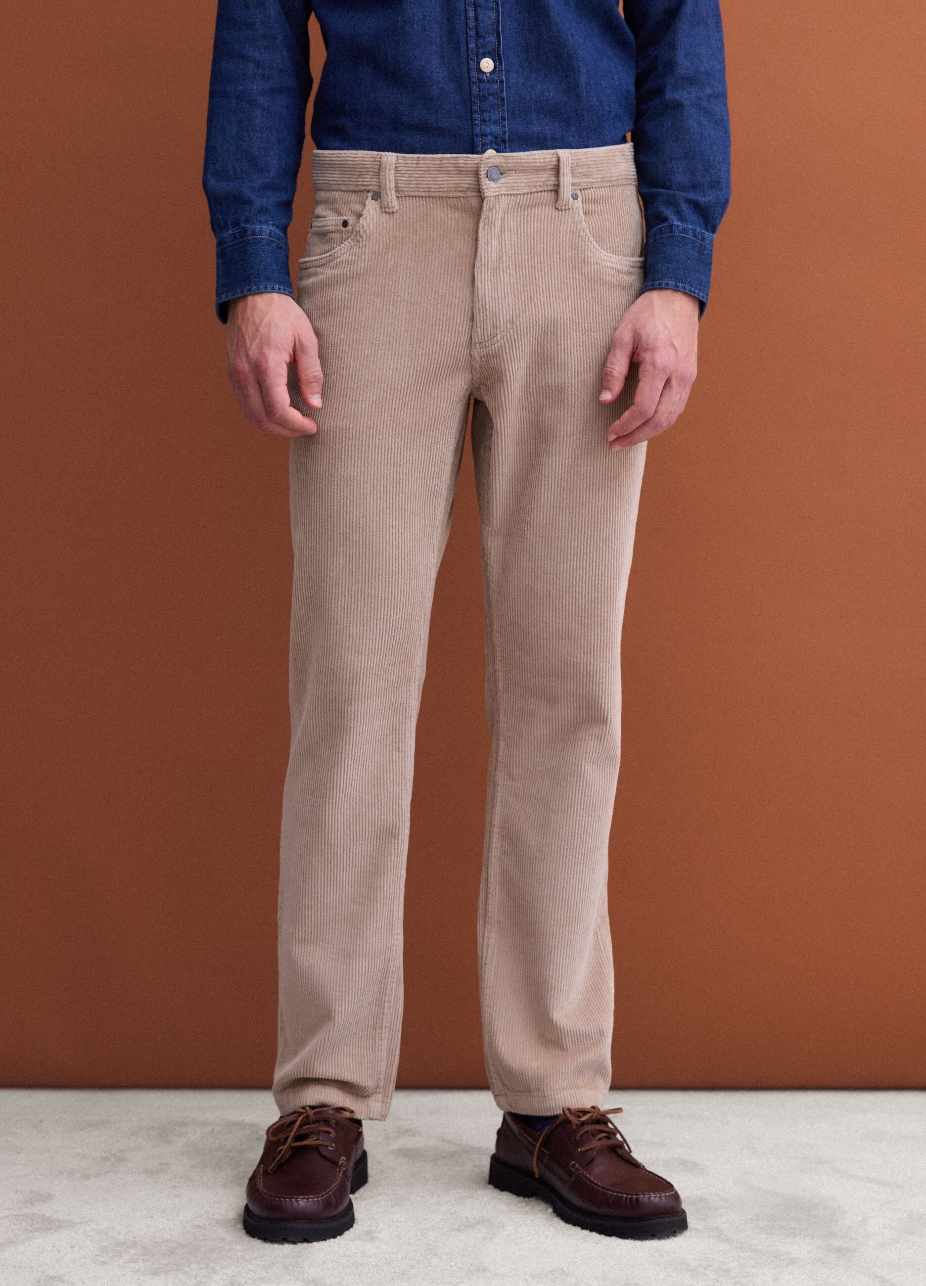 Pantaloni beige in cotone elasticizzato a coste regular fit