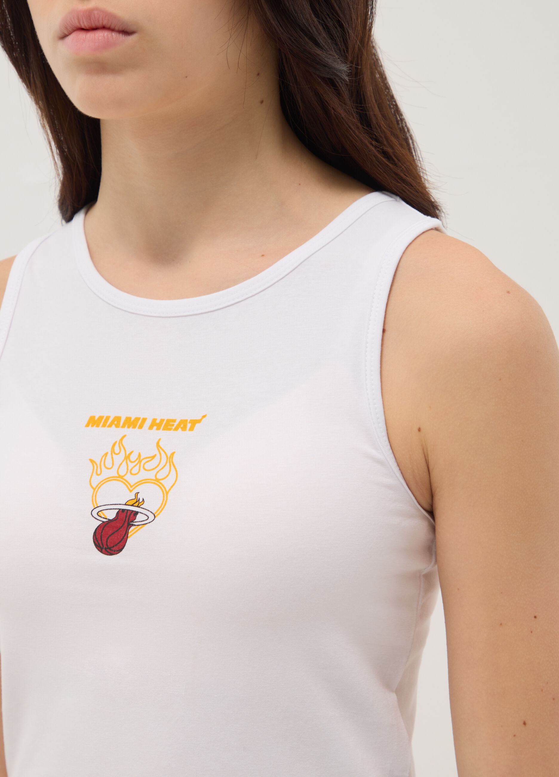 Tank top bianco in cotone elasticizzato con stampa Miami Heat fitted per ragazza