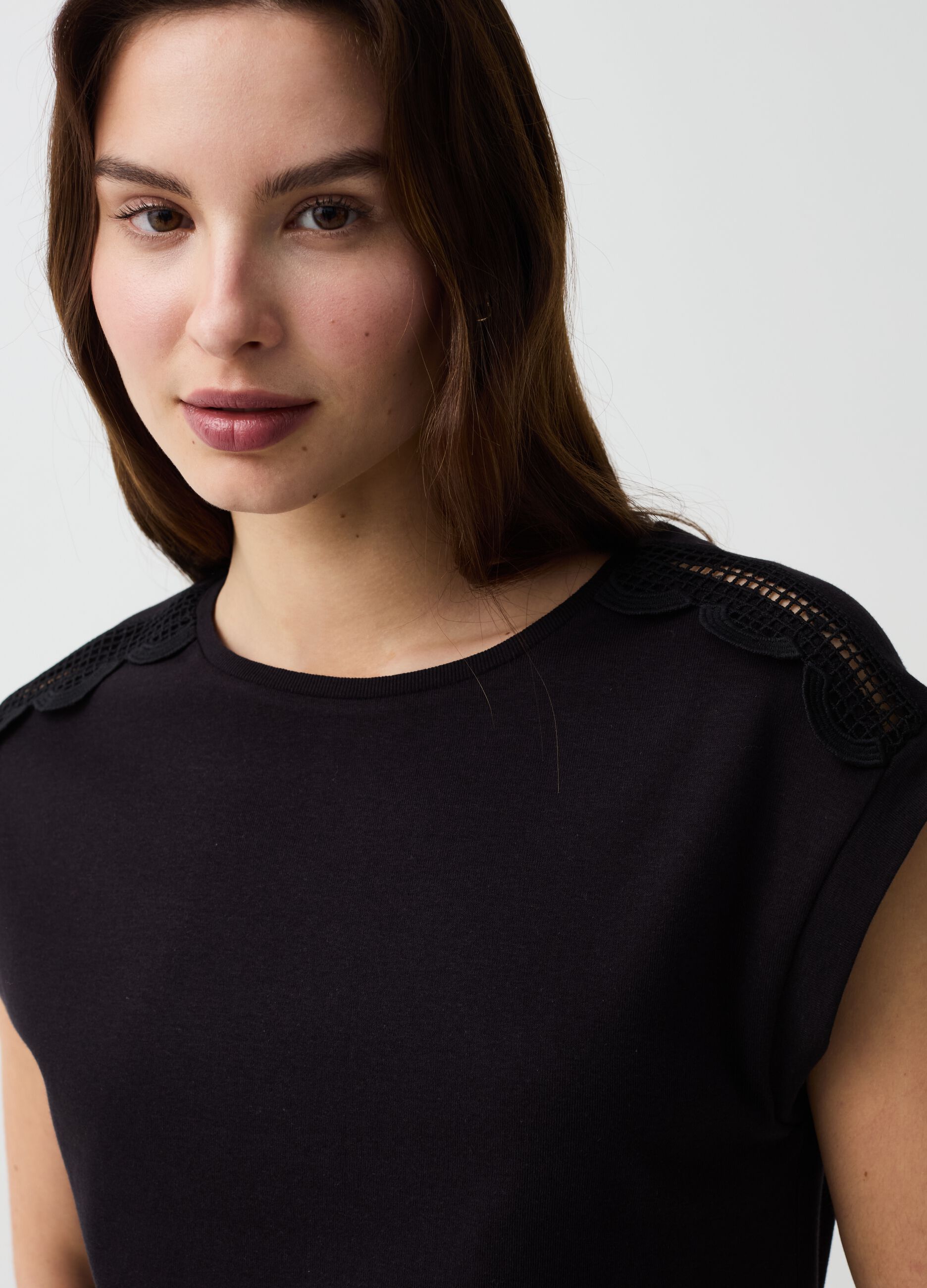 Sleeveless T-shirt with crochet application