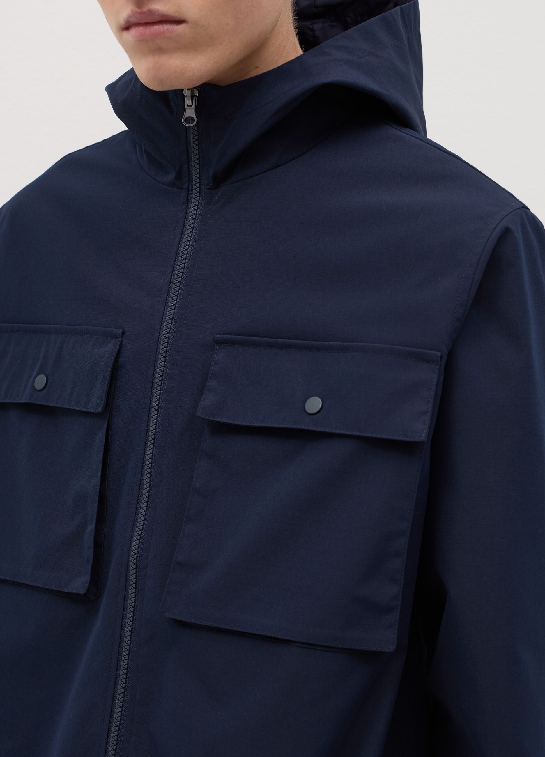 Giacca corta con cappuccio full-zip