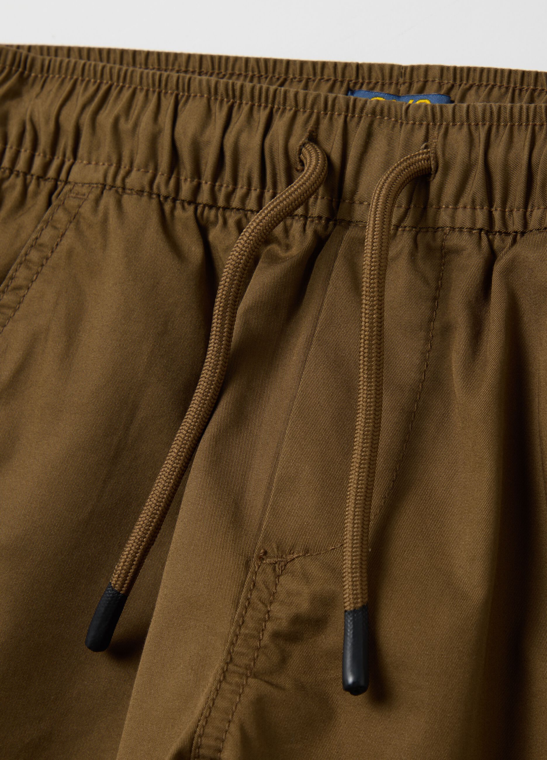 Boys’ shorts in 100% brown cotton with regular fit and cargo pockets