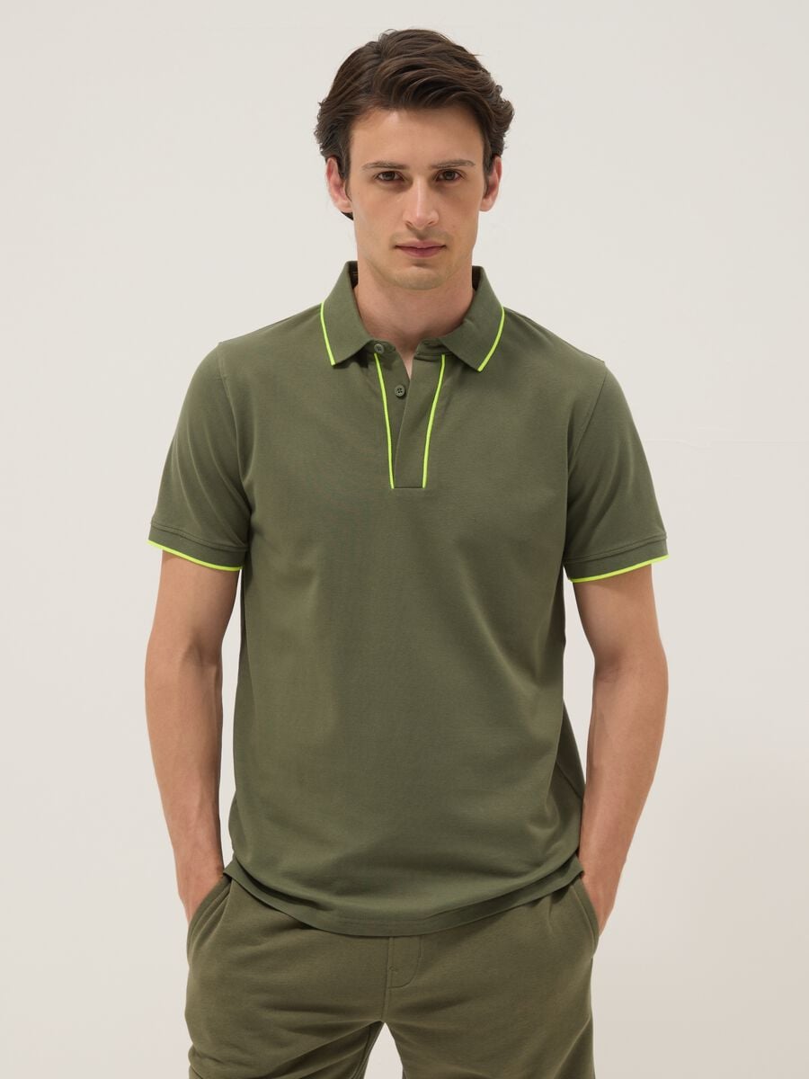 Polo verde in cotone elasticizzato con collo classico_0
