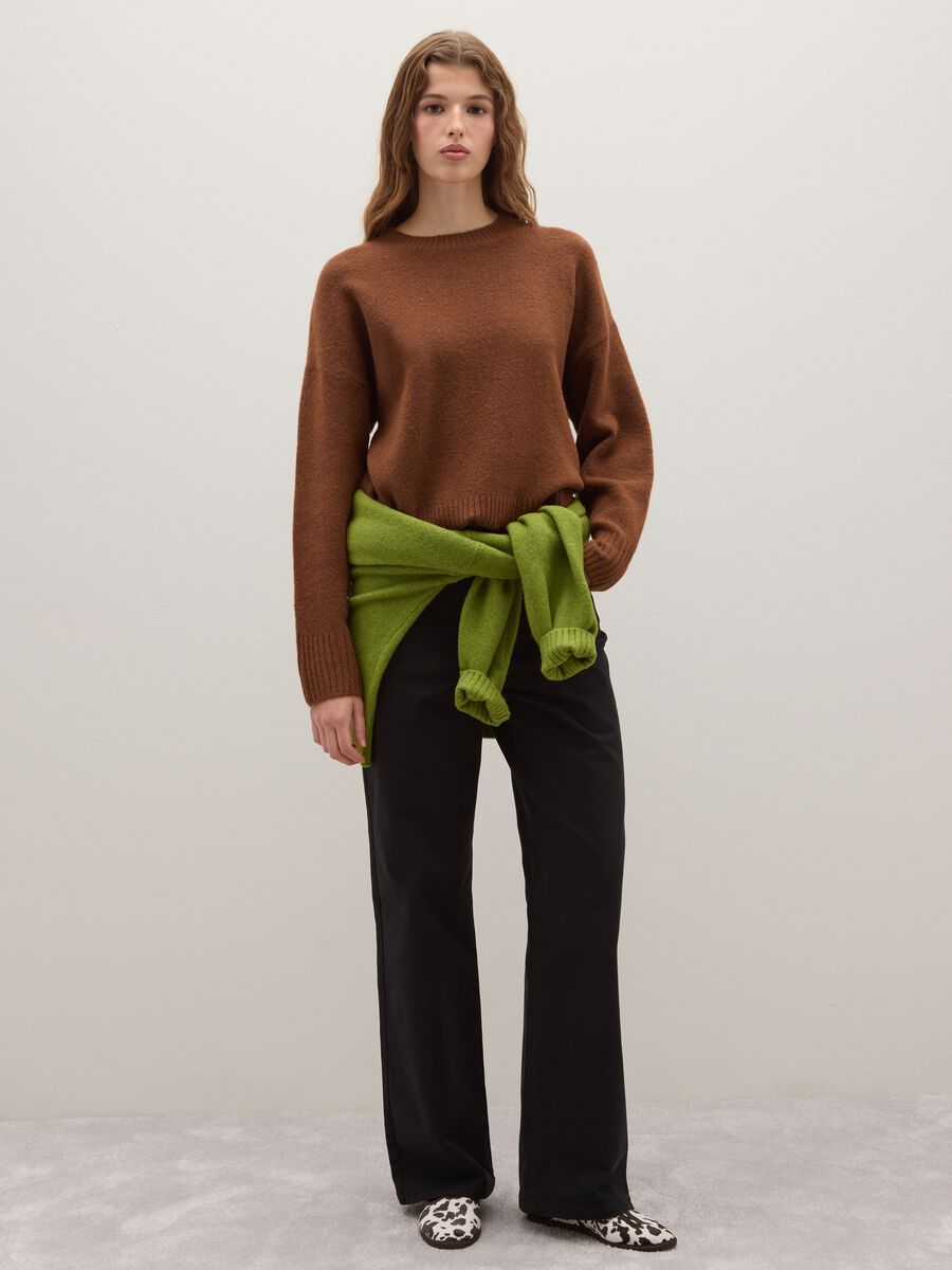 Pullover marrone regular fit con scollo rotondo_1