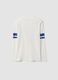 T-shirt bianca in puro cotone organico con stampa college per ragazzo_1