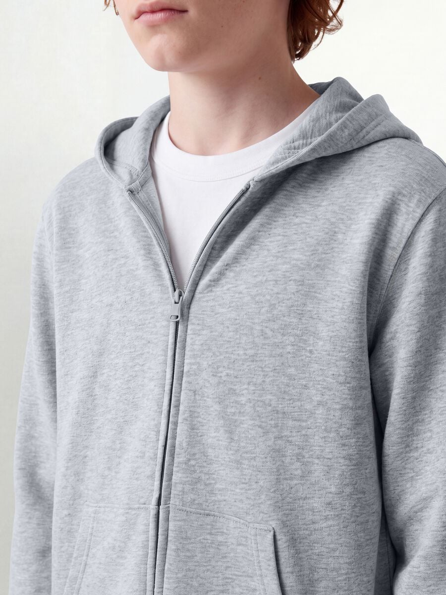 Felpa grigia con cappuccio in puro cotone organico regular fit per ragazzo_3
