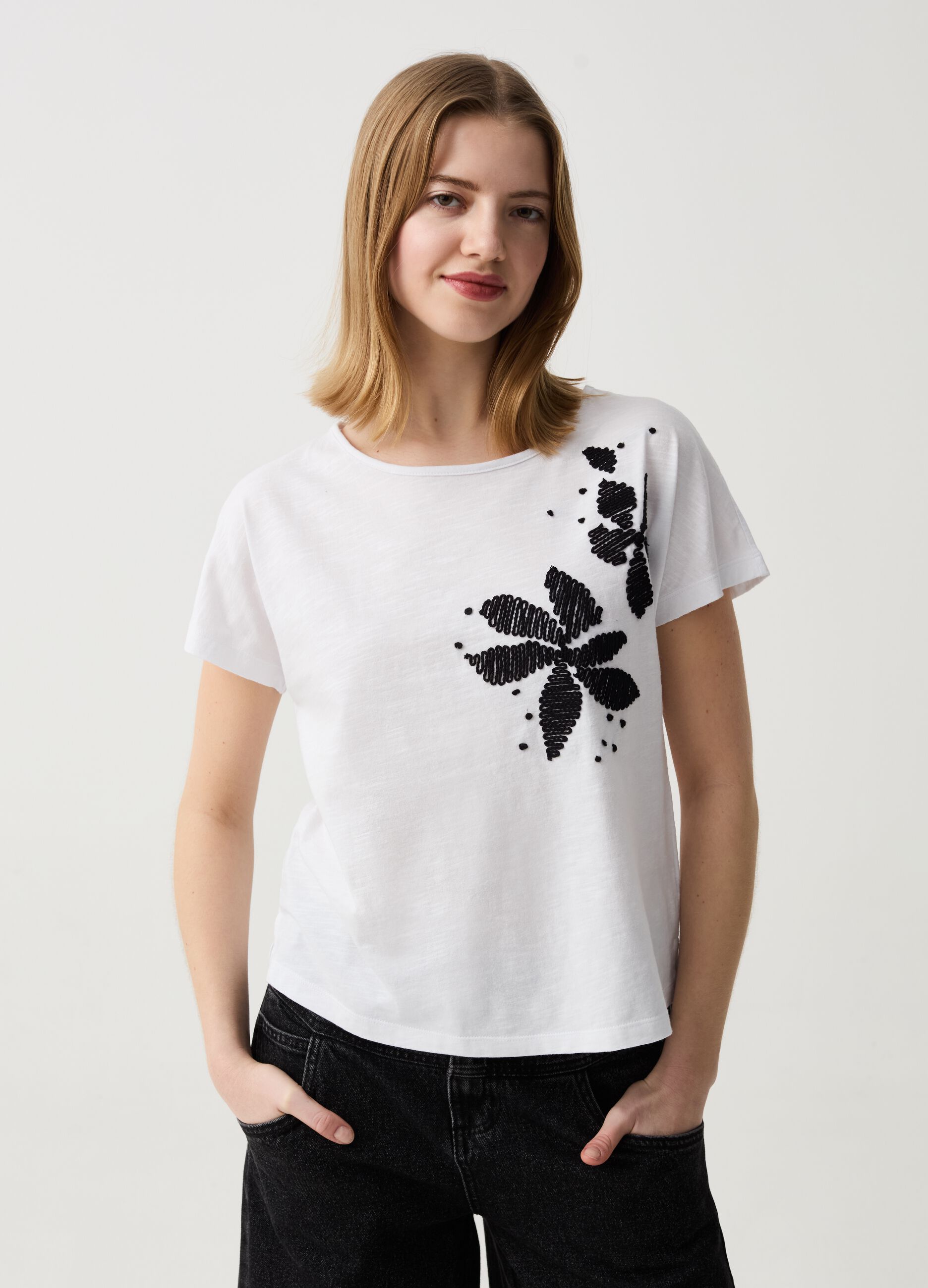 T-shirt in cotone con ricamo fiori