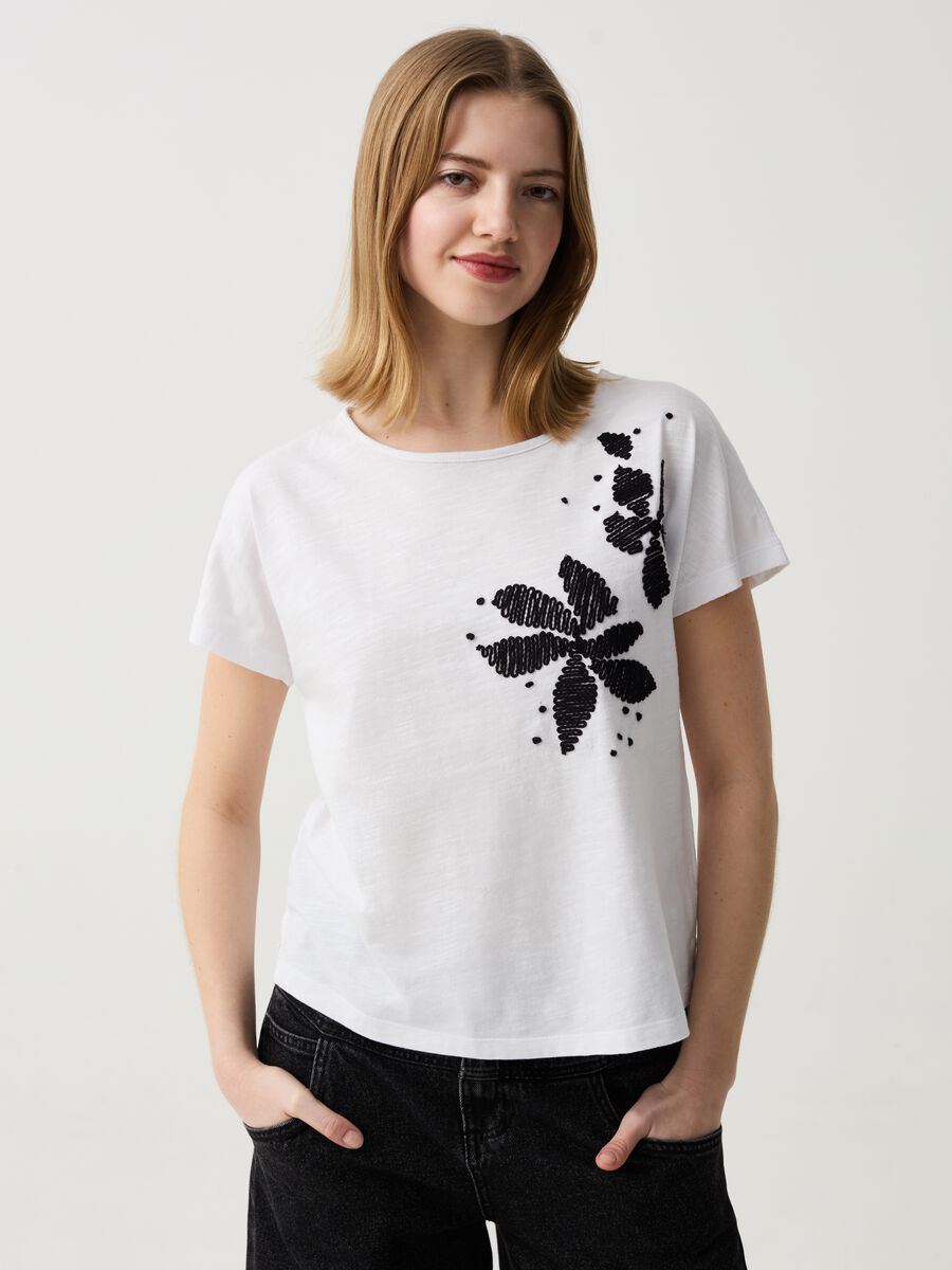 T-shirt in cotone con ricamo fiori_0