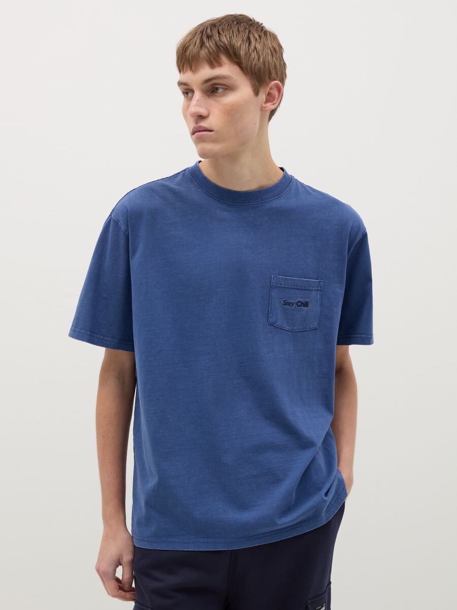 T-shirt con tasca a ricamo_0
