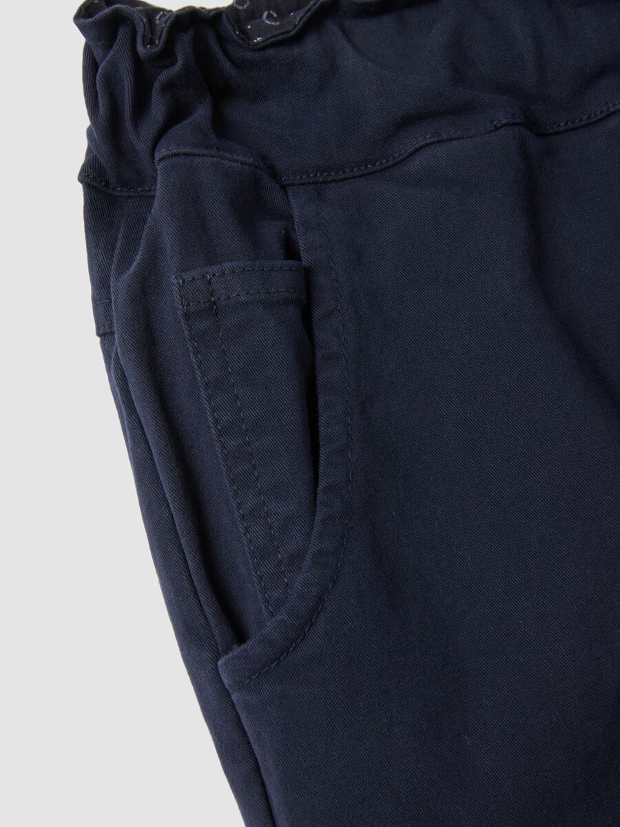 Pantaloni paper bag in cotone elasticizzato blu regular fit_5