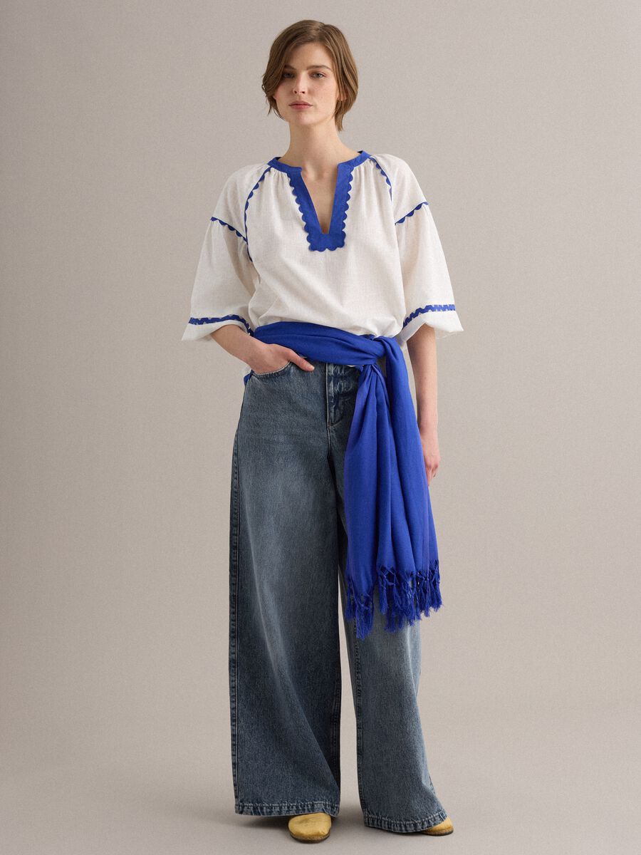 Sciarpa in misto viscosa e lino blu con frange_1