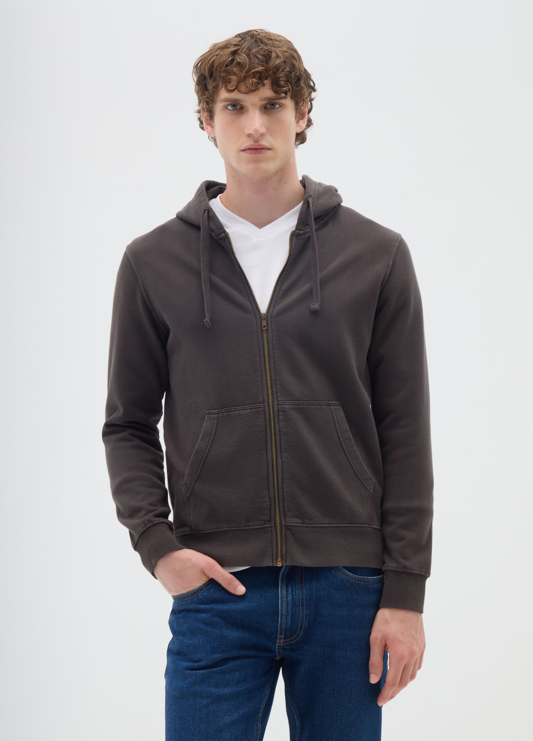 Felpa marrone con cappuccio e zip