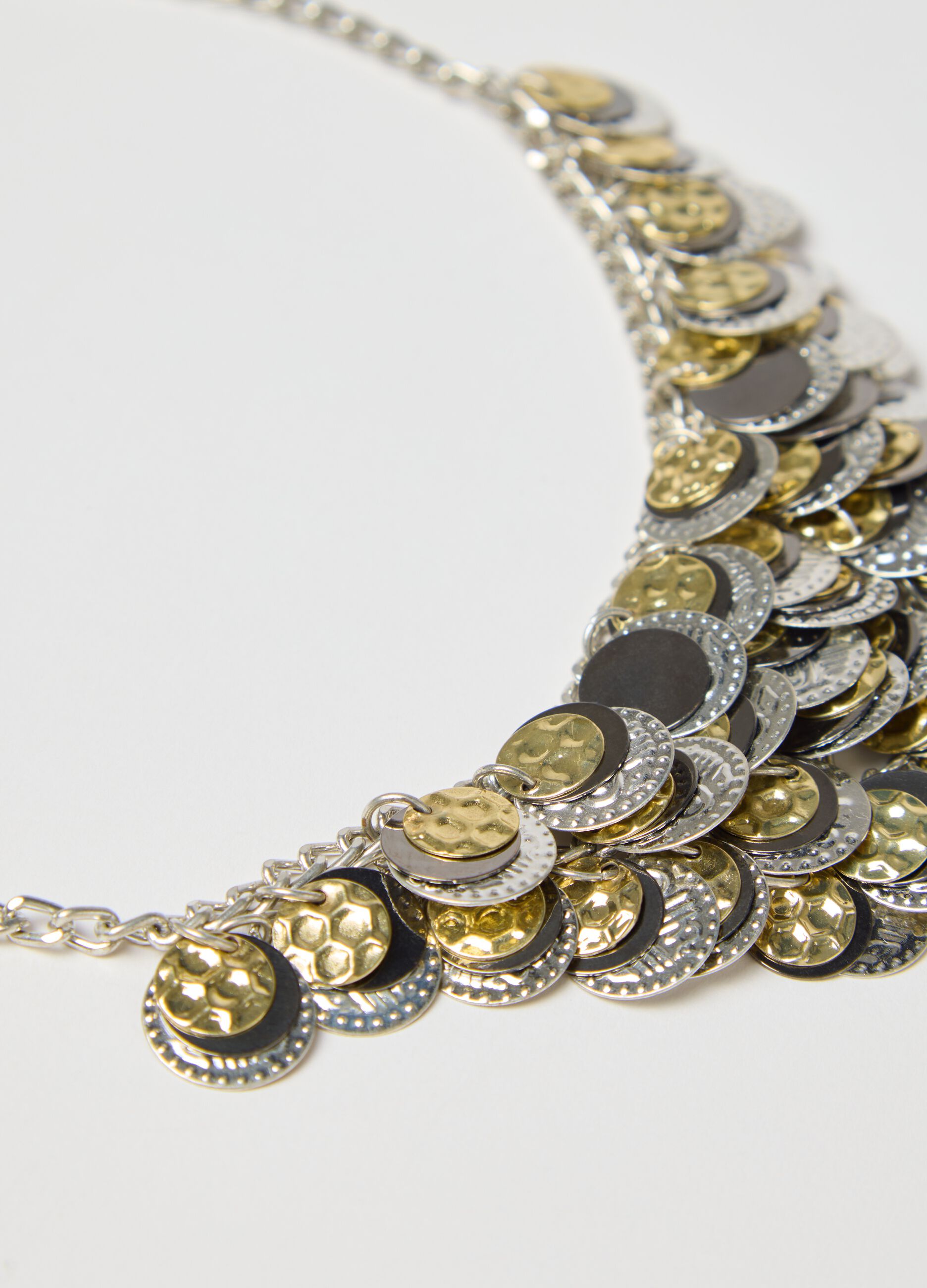 Collana con monete a strati