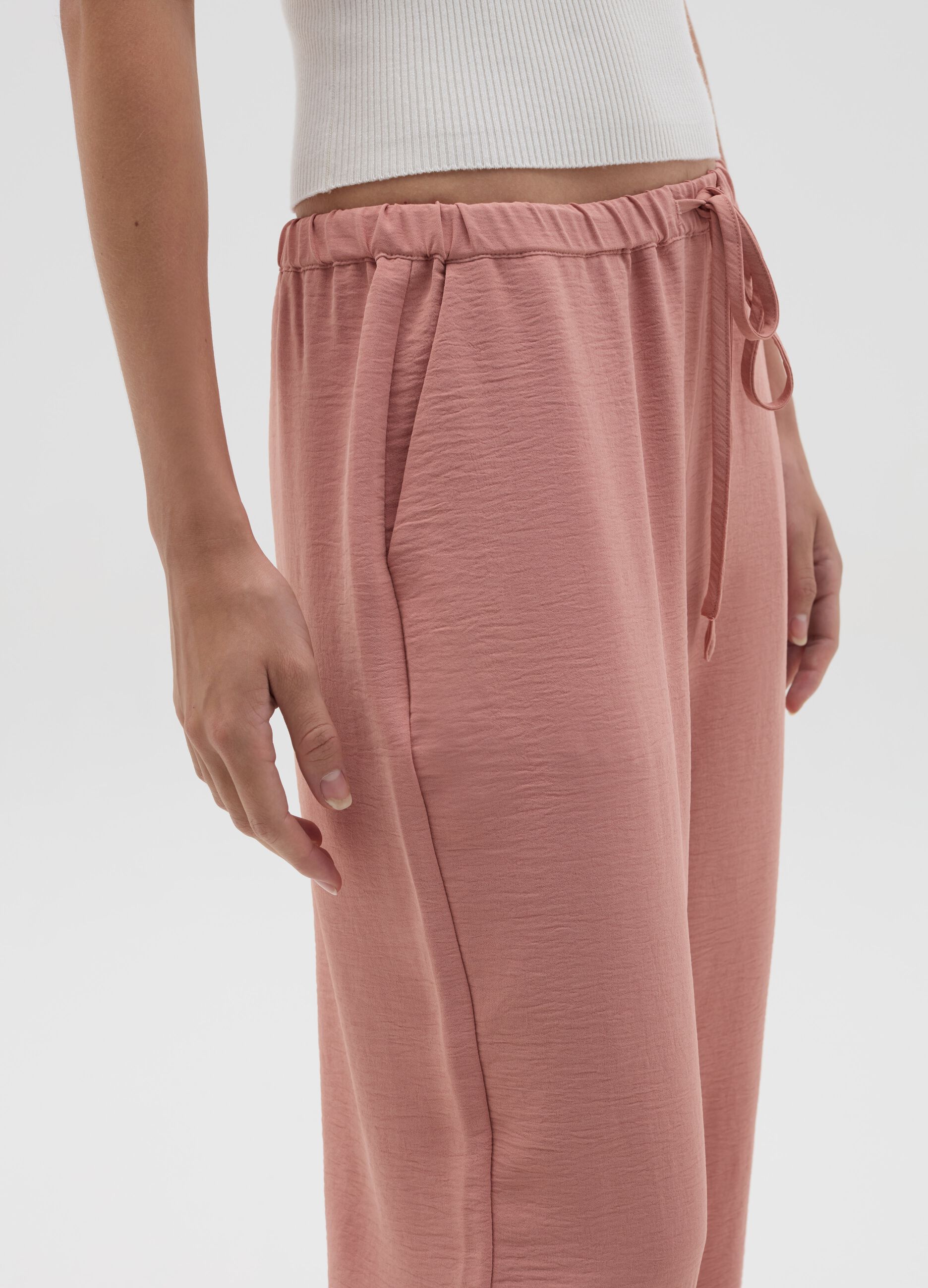 Crinkle-effect fluid trousers