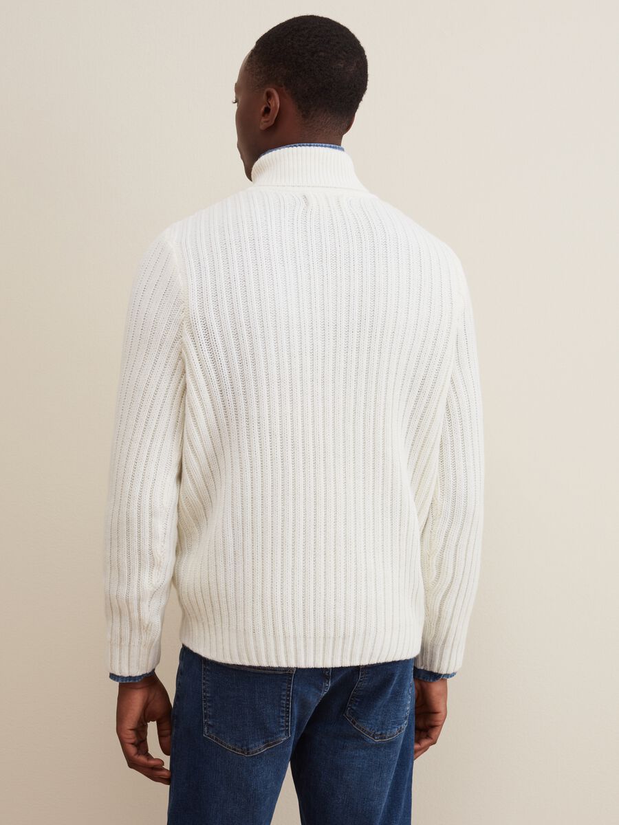 Pullover a coste con collo alto_2