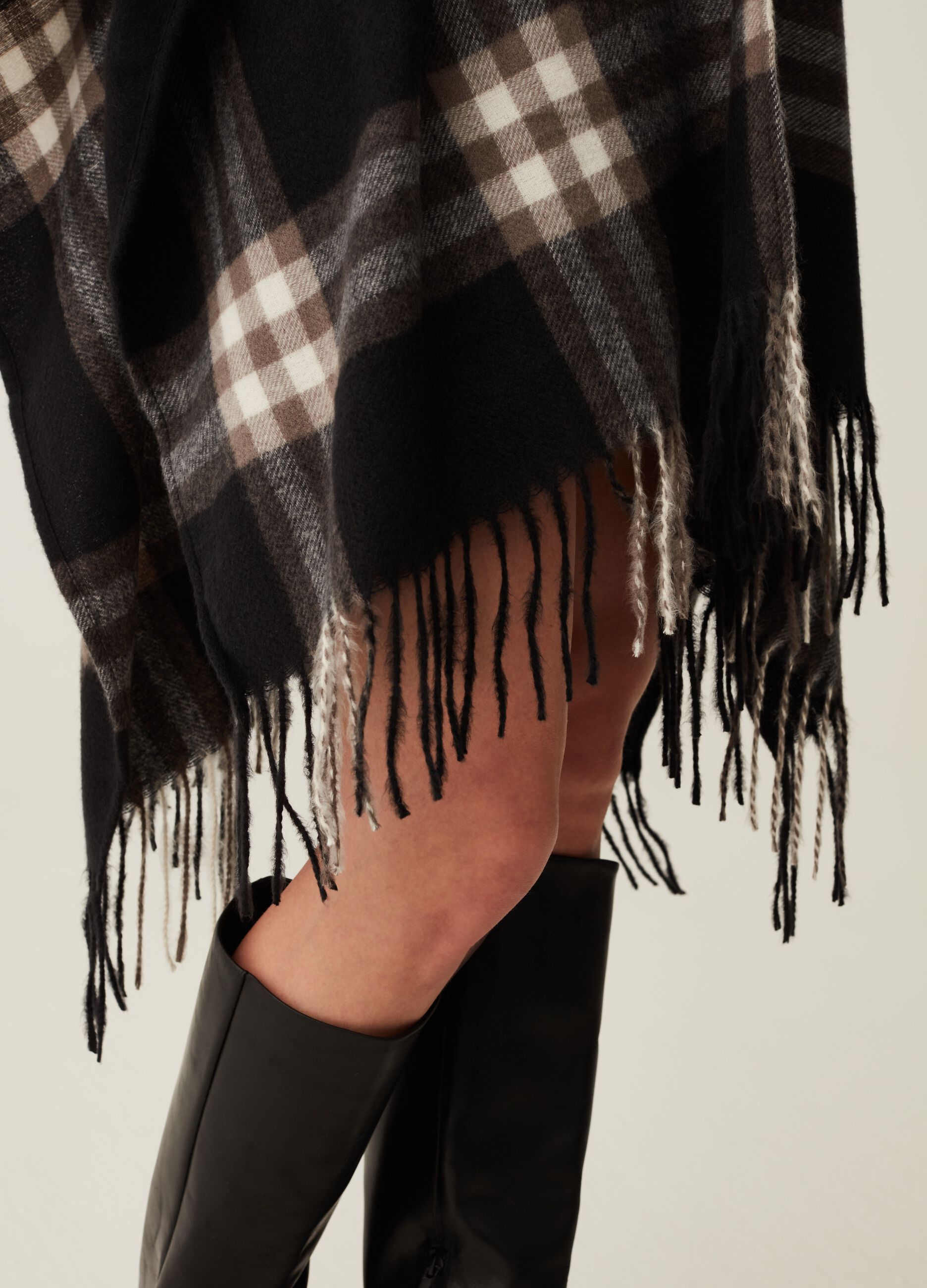 Poncho check con frange_3