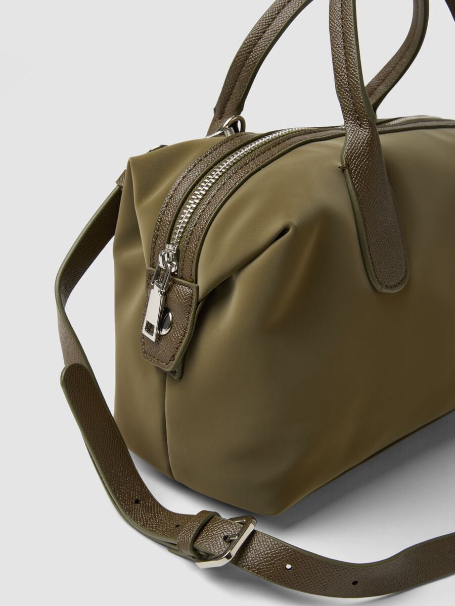 Borsa verde a mano con tracolla regolabile_1